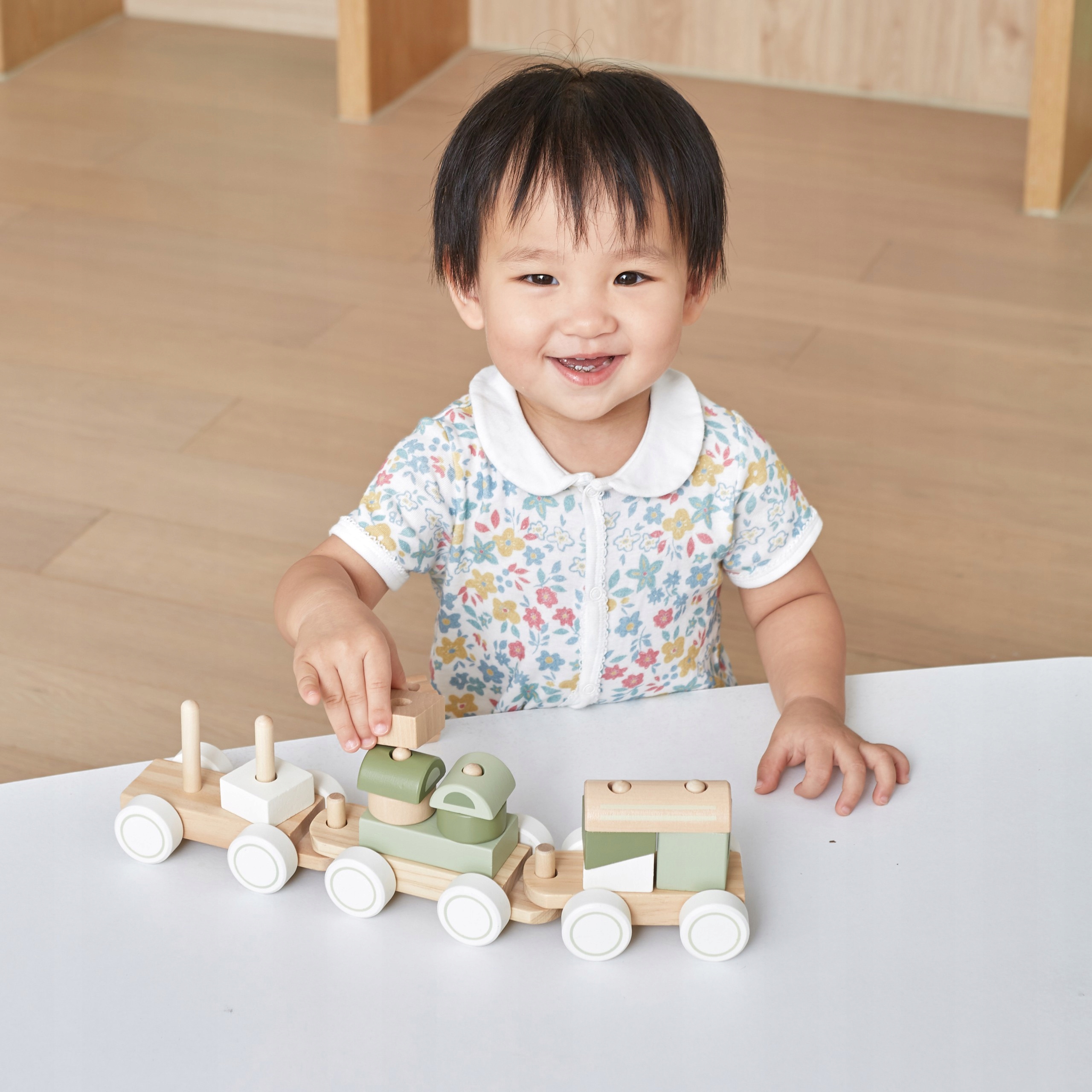 VIGA PolarB KOLEJKA DREWNIANA Z KLOCKAMI DREWNIANYMI CIUCHCIA UKŁADANKA Liczba elementów 17 szt.