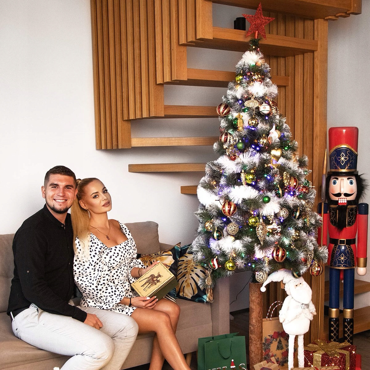 CHOINKA SZTUCZNA NA PNIU PIĘKNA SOSNA DIAMENTOWA GĘSTA OŚNIEŻONA 180 cm Marka Springos