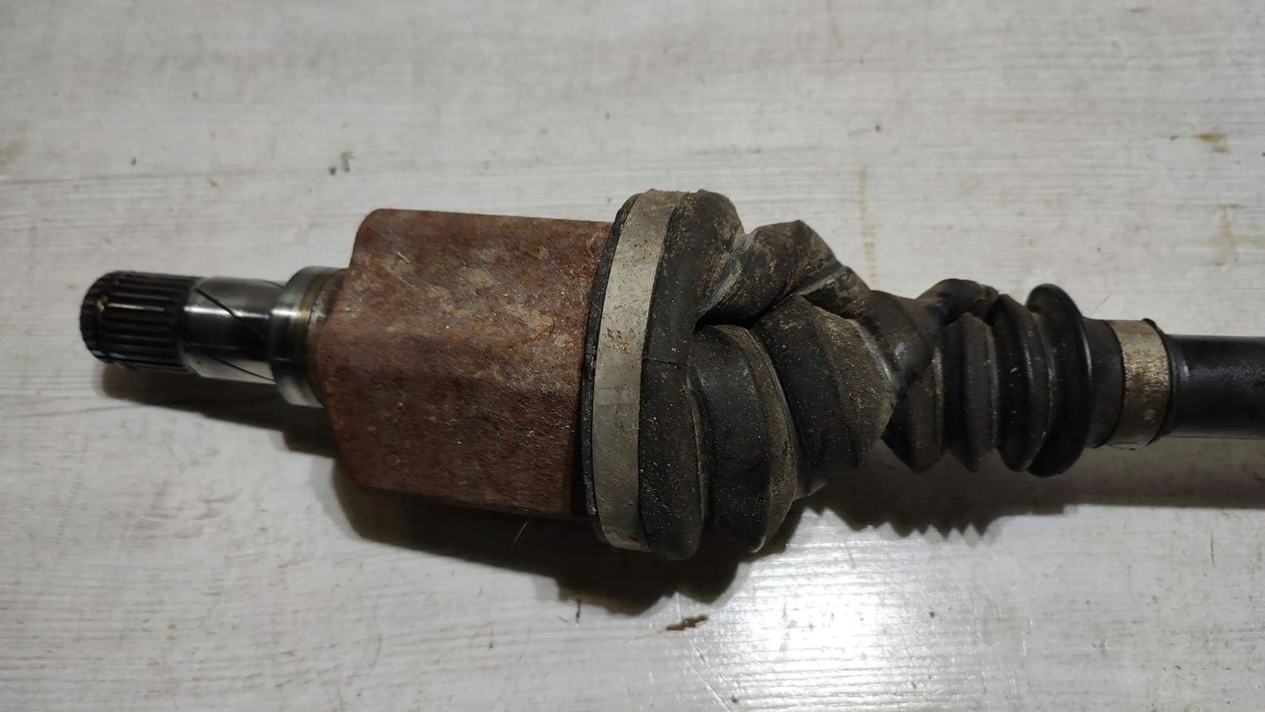 Volvo V40 2018 front side left semi-axis