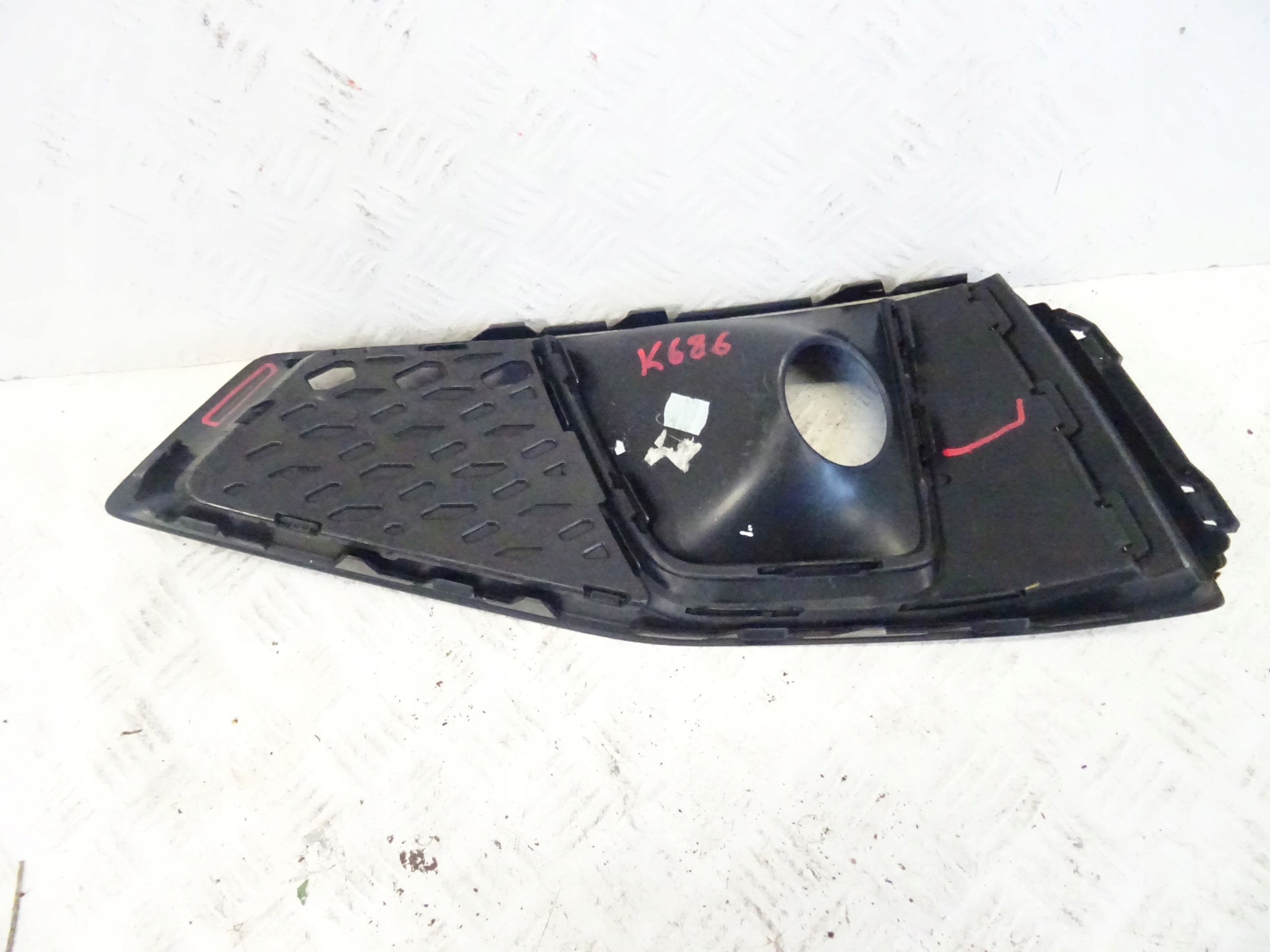 grid of a bumper front front right AUDI A4 B9 LIFT S-LINE 8W0807682