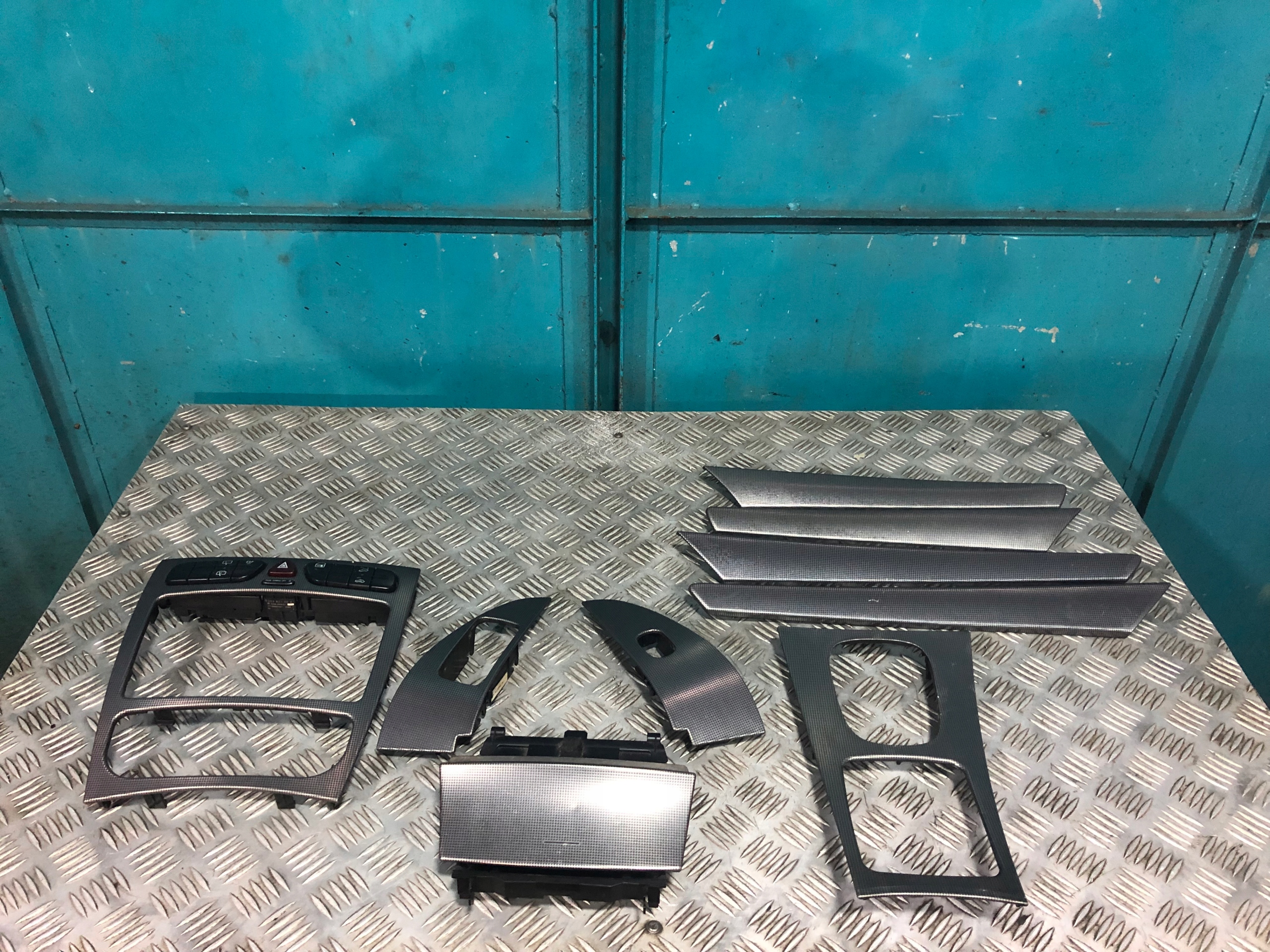 A2038301818 2038301818 - MERCEDES W203 AVANTGARDE декоры рамка ALU