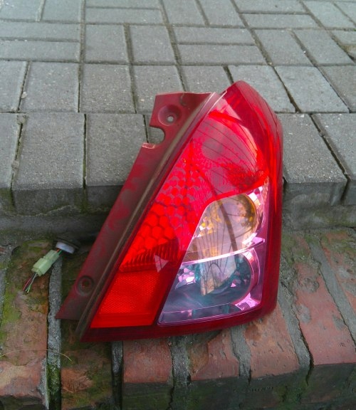 SUZUKI SWIFT III IV MK6 LIFT 08-10 PRAWA TYLNA LAMPA ORYGINAŁ