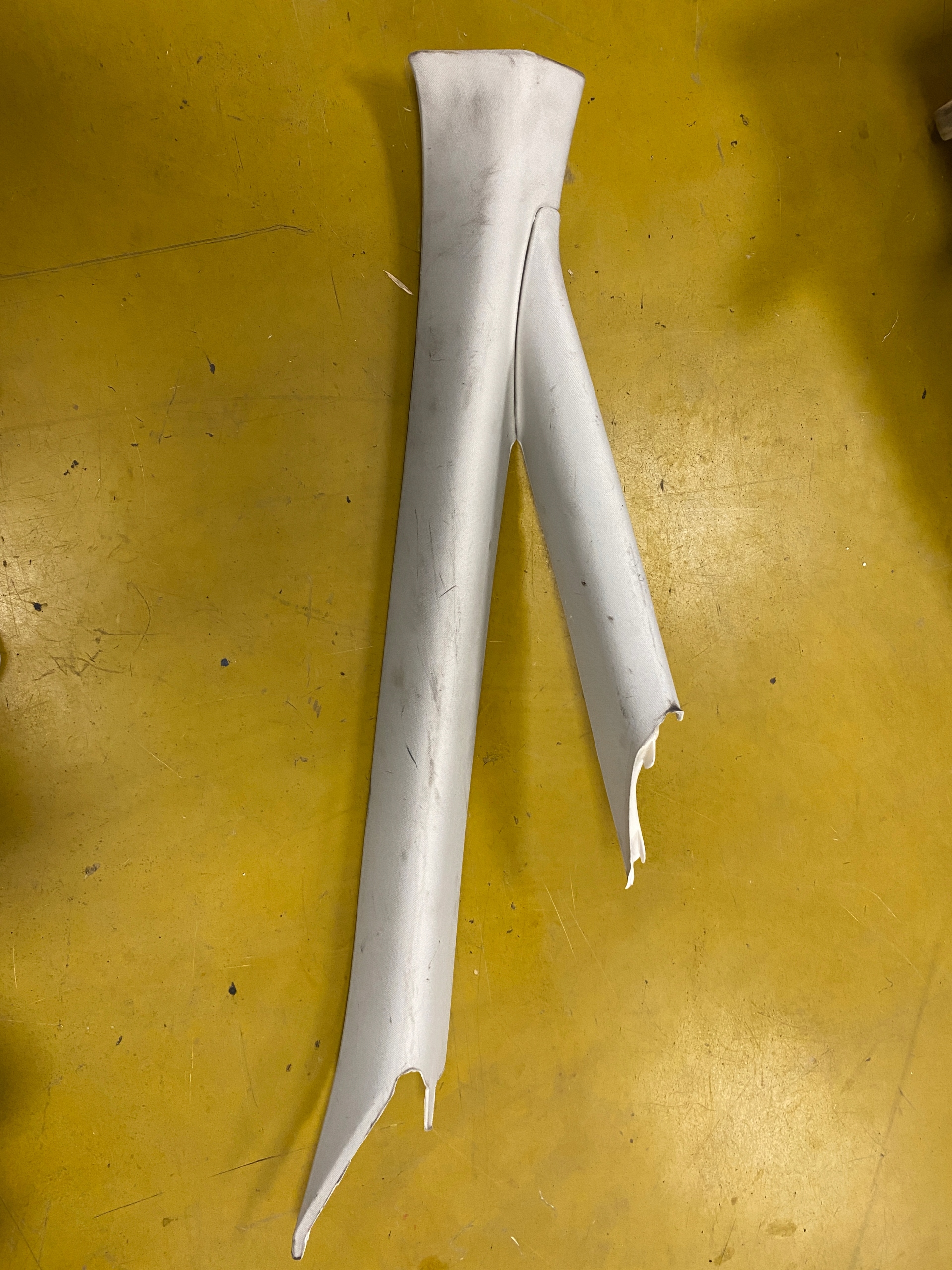 Em2b-R03198-A - КРЫШКА ОБШИВКА СТОЙКИ ПРАВАЯ ПЕРЕДНЯЯ ДЛЯ FORD S-MAX MK2