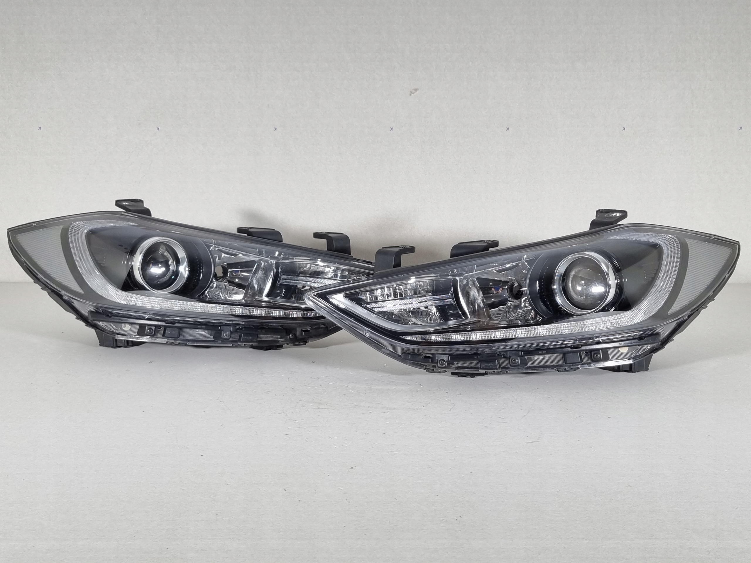 HYUNDAI ELANTRA ФАРА ЛІВА ПРАВА ПЕРЕД ЗВИЧАЙНИЙ EU