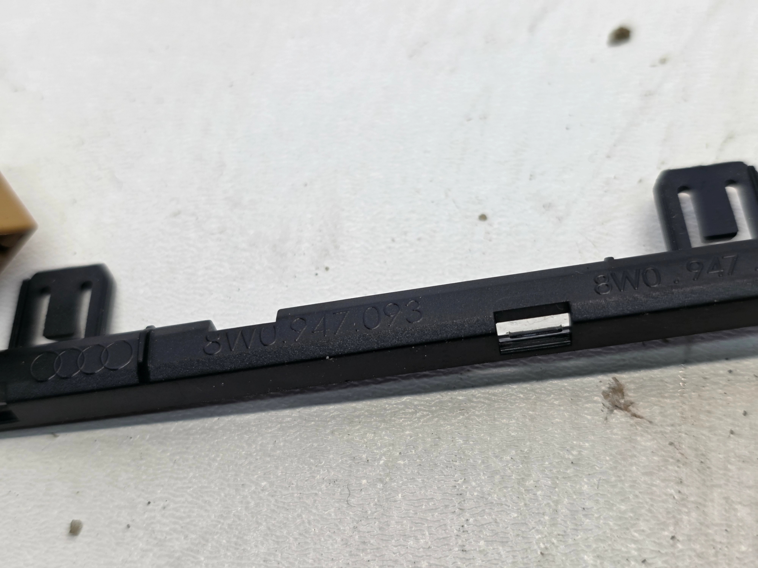 moulding LED TUNELU left AUDI A4 B9 A5 8W 8W0947093