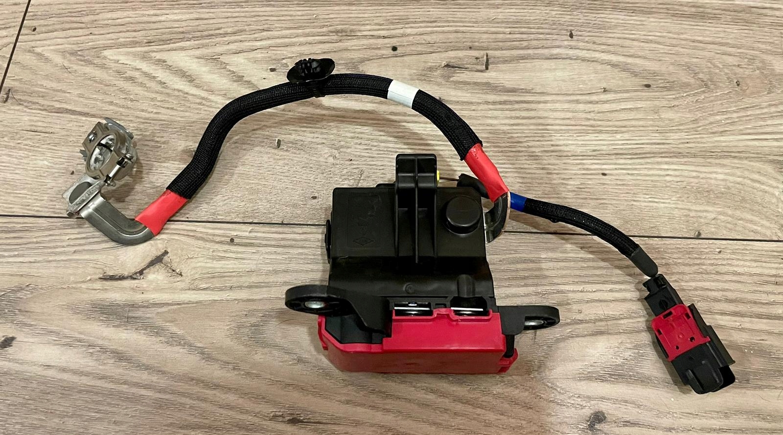 Renault Rafale 1.2 E-tech hybrid klema plusowa akumulatora bezpiecznik