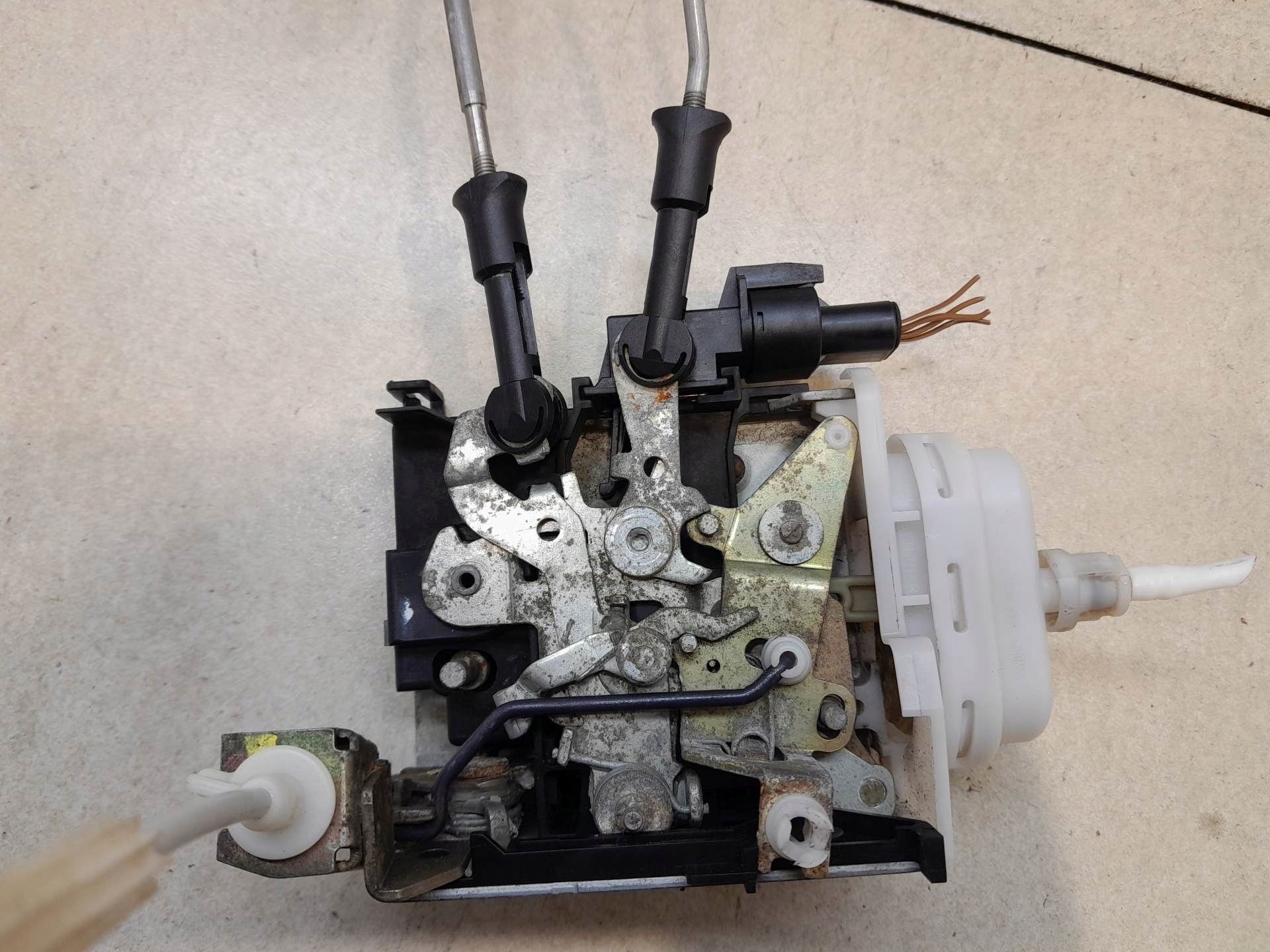 lock door right front AUDI A4 B5 8D1837016F