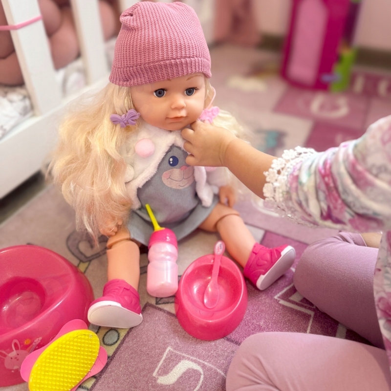 WOOPIE ROYAL Lalka Interaktywna Zosia w Czapce 43 cm + Akc. Informacje dot. bezpieczeństwa i zgodności produktu Nie nadaje się dla dzieci w wieku poniżej 36 miesięcy