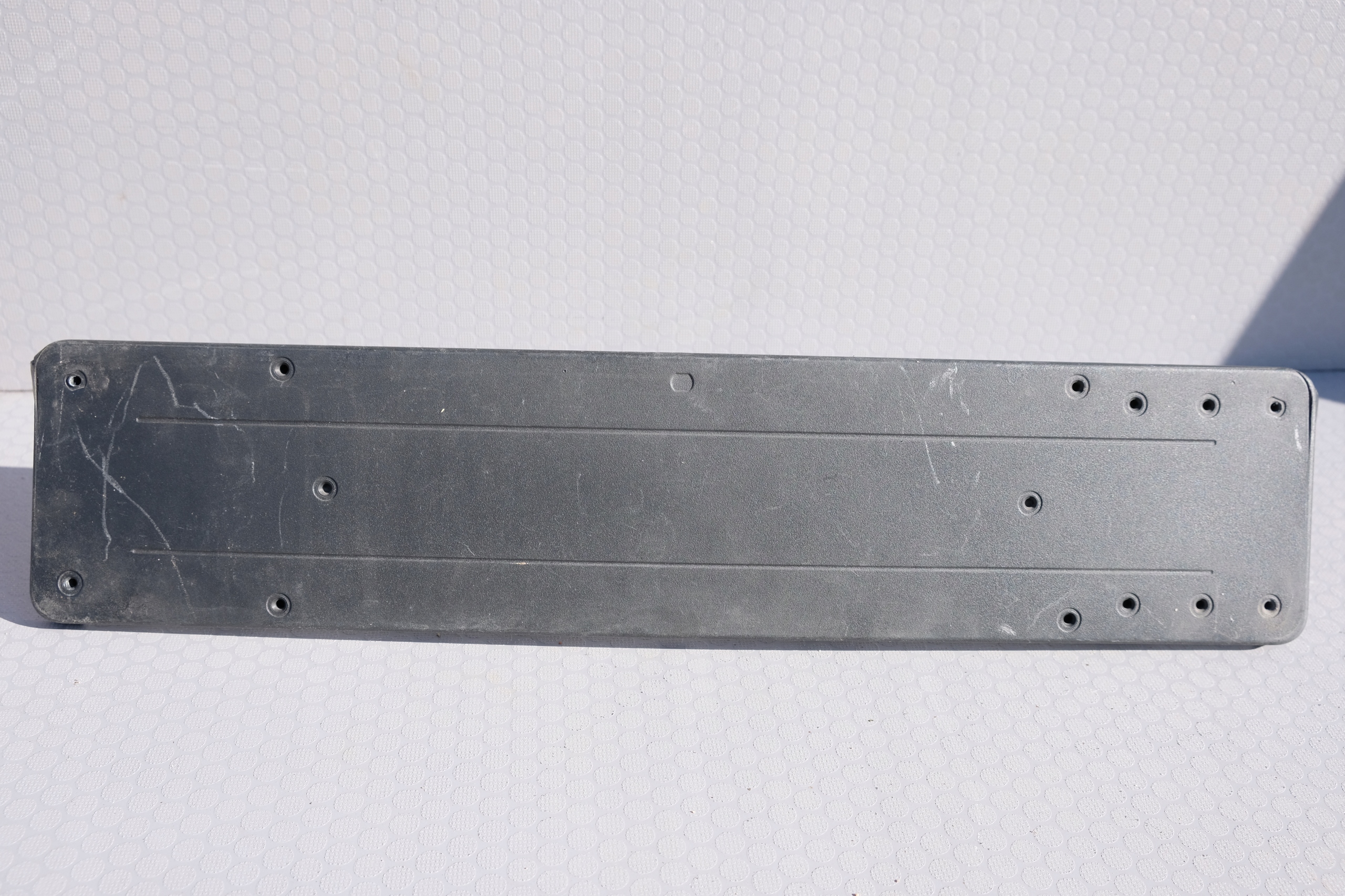 PODKŁADKA POD TABLICE REJESTRACYJNA MERCEDES C-KLASA W205 A2058853501