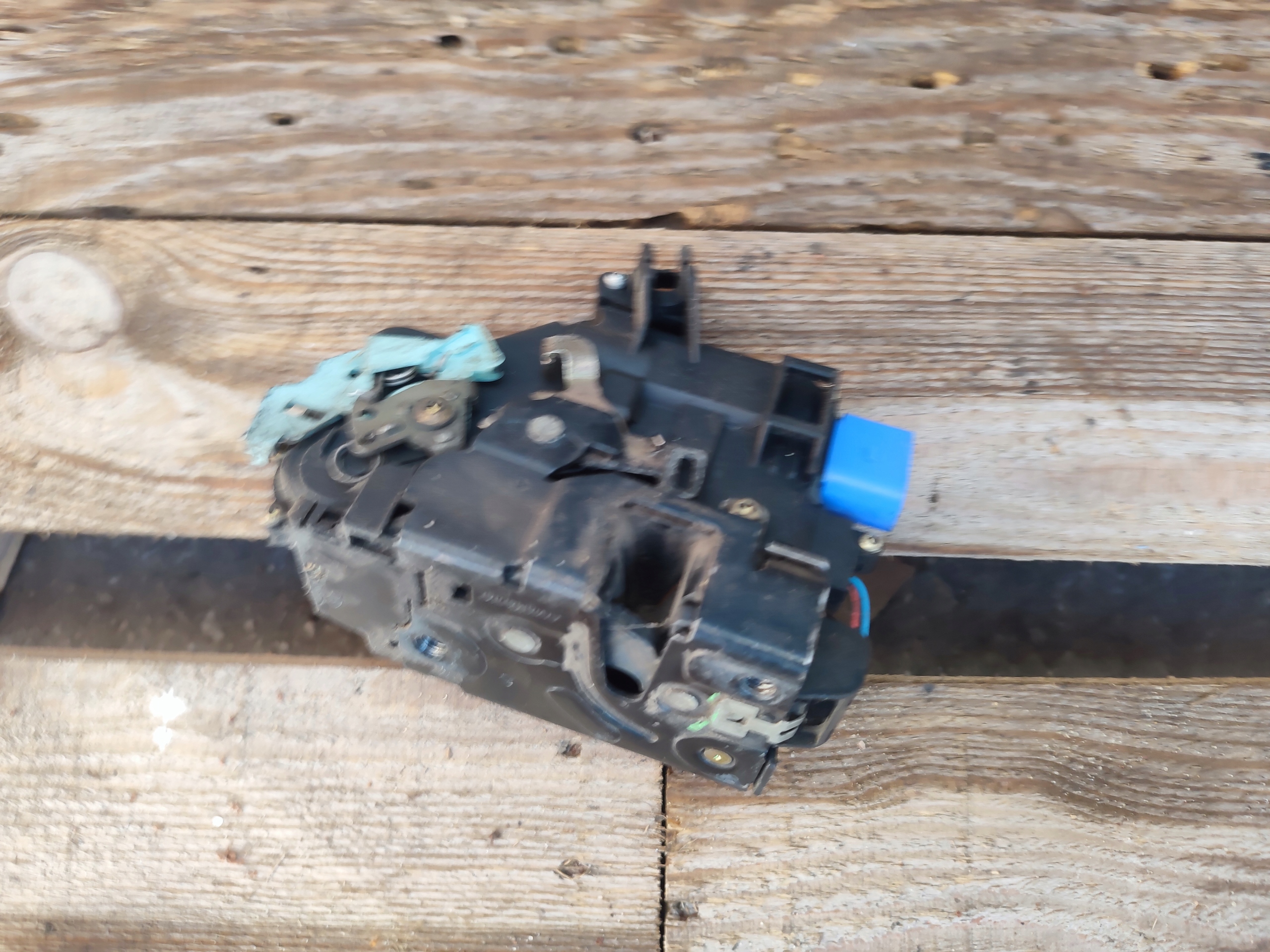 lock door left front VW TOURAN LIFT 3D1837015