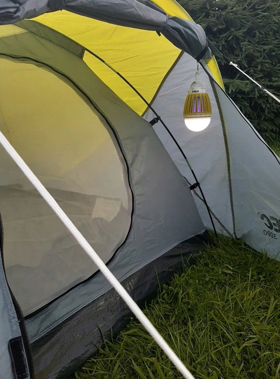 LAMPA NA OWADY KOMARY 2w1 LAMPKA AKUMULATOR NAMIOT TURYSTYCZNA Kolor dominujący odcienie zieleni