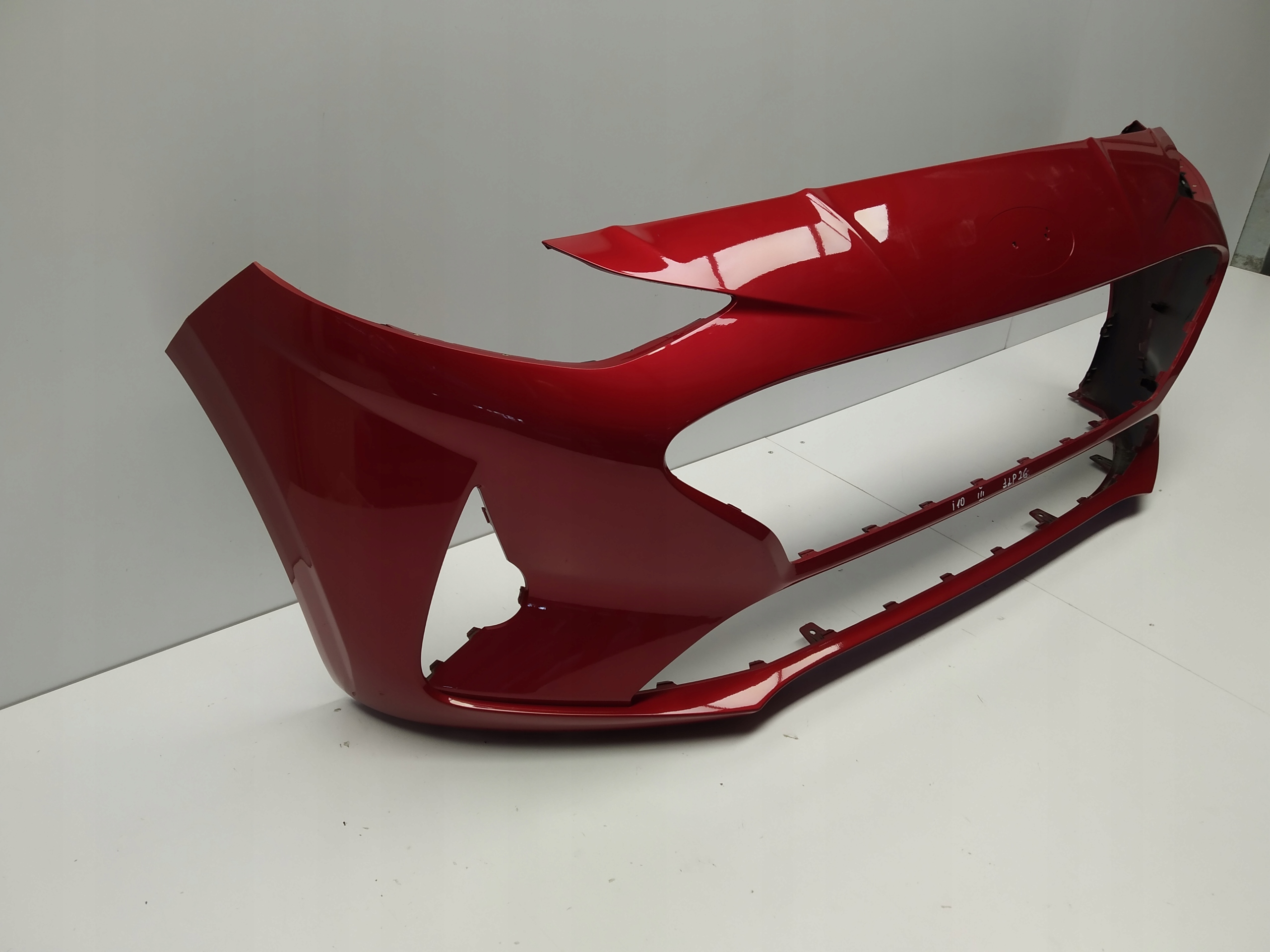 19-23r--- Hyundai i10 III bumper front original red claret