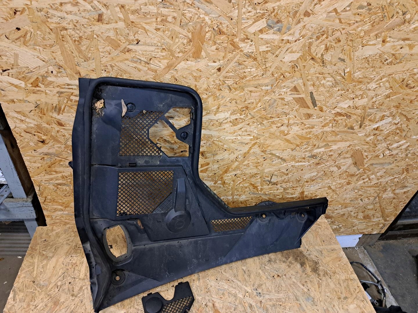 2058300503 - MERCEDES W205 закроет левый желоб