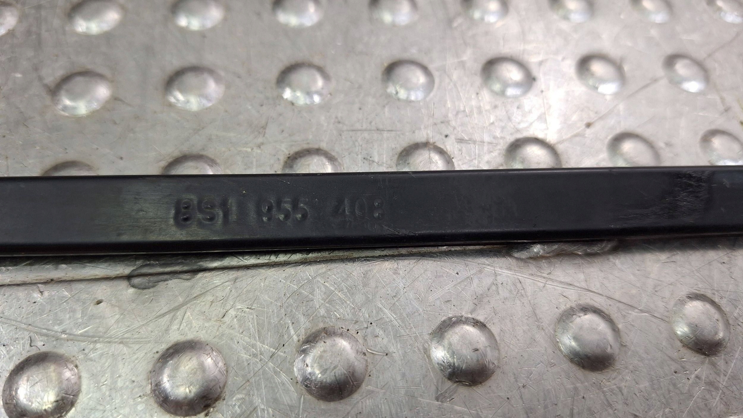 wiper arm right front 8S1955408 AUDI TT 8S