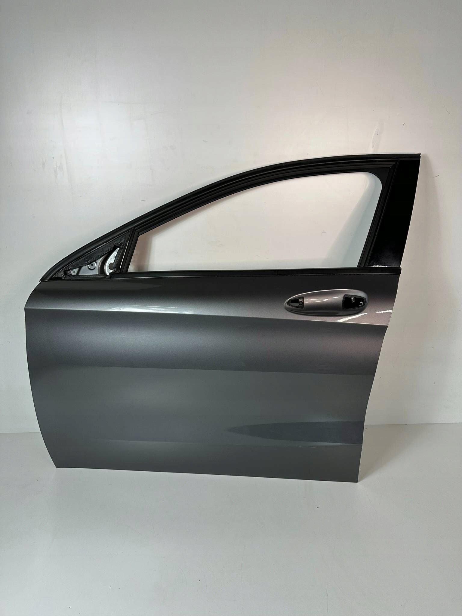 Mercedes-Benz GLA W156 2017 left side door front colour 787