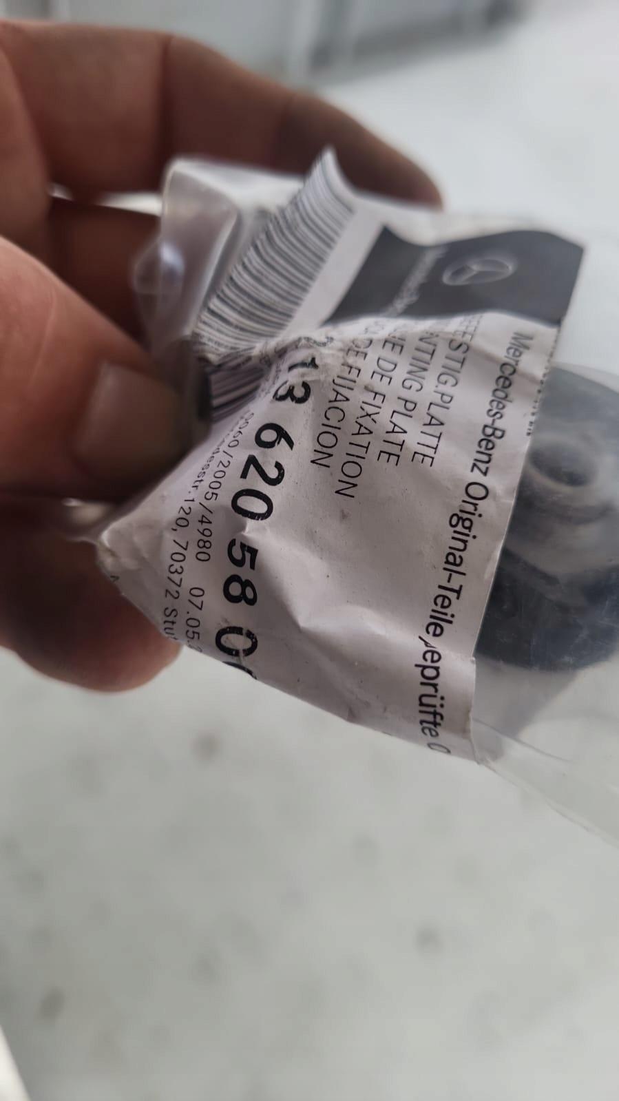 MERCEDES E-KLASA GLC CLS holder supports left front A2136205800