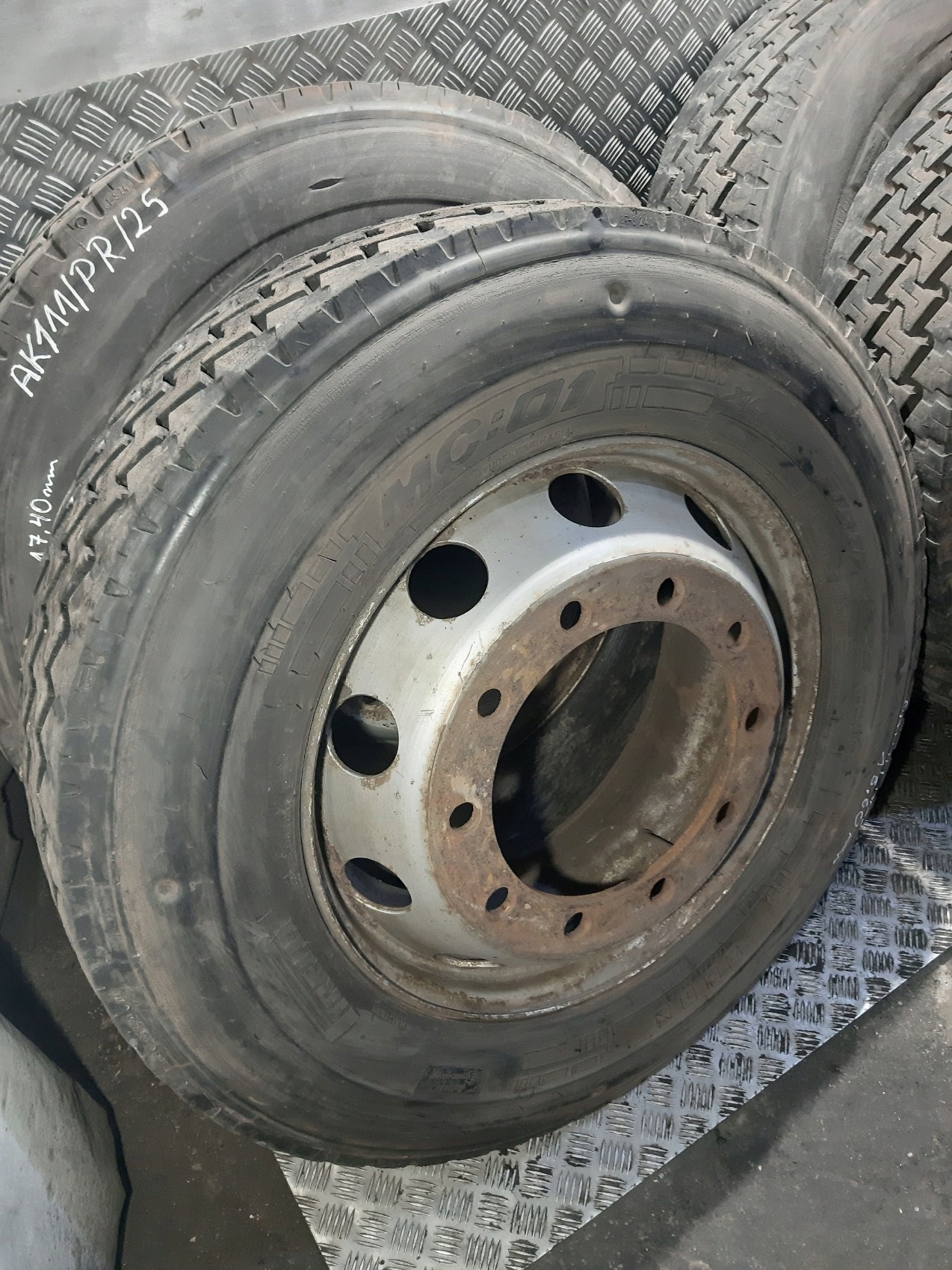 wheels discs tyres 4x RETREAD PIRELLI MC:01 275/70 R22.5