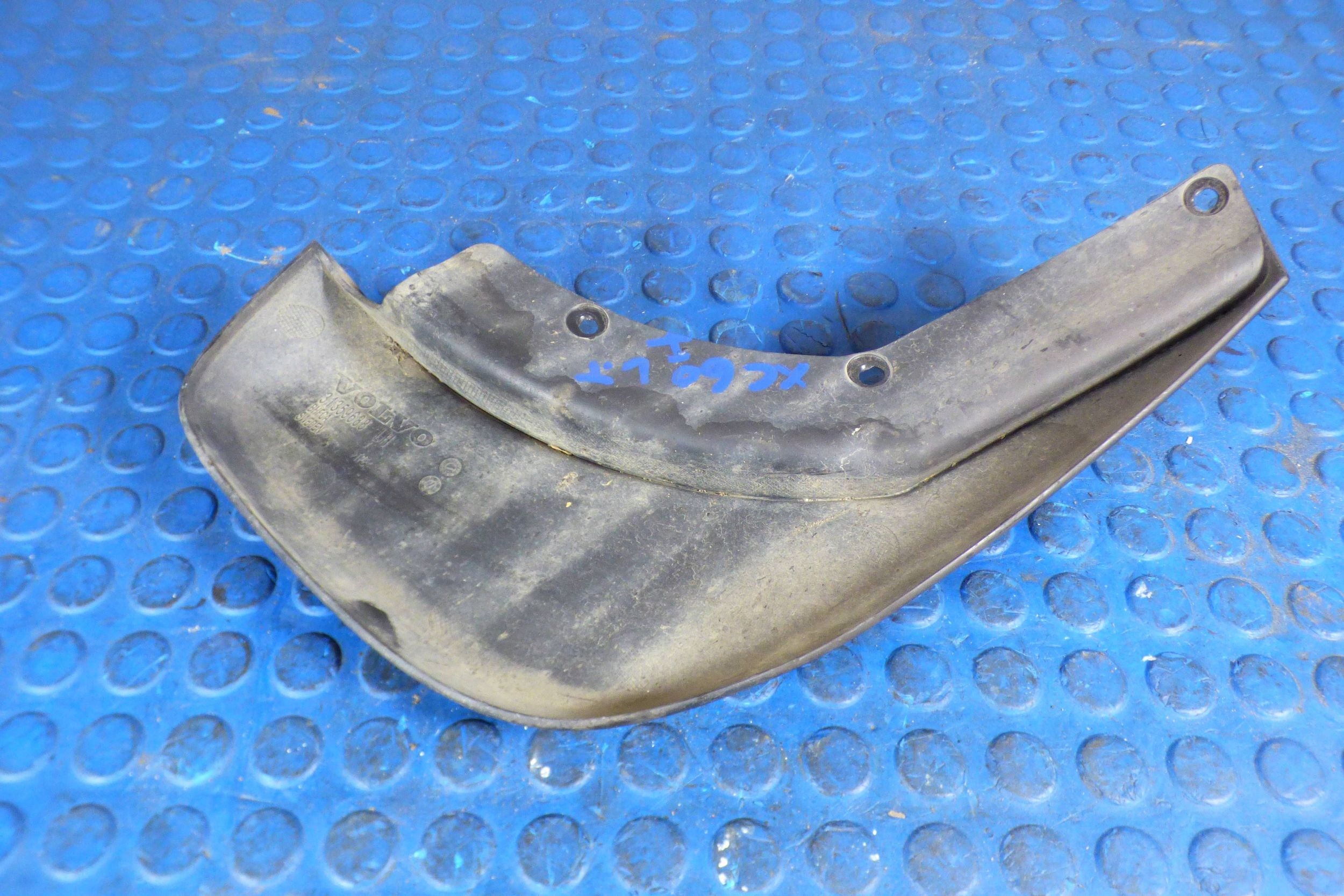 Volvo XC60 and mudguard flap left rear part 31359688 original