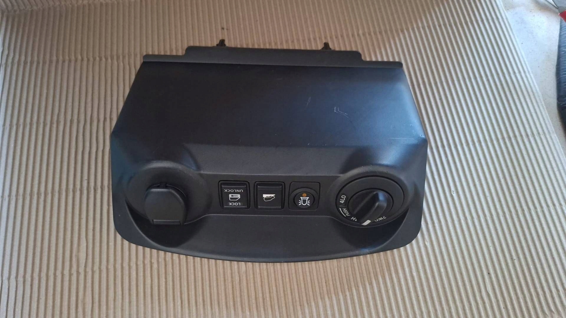 control panel Nissan Navara D23 682464KJ0A