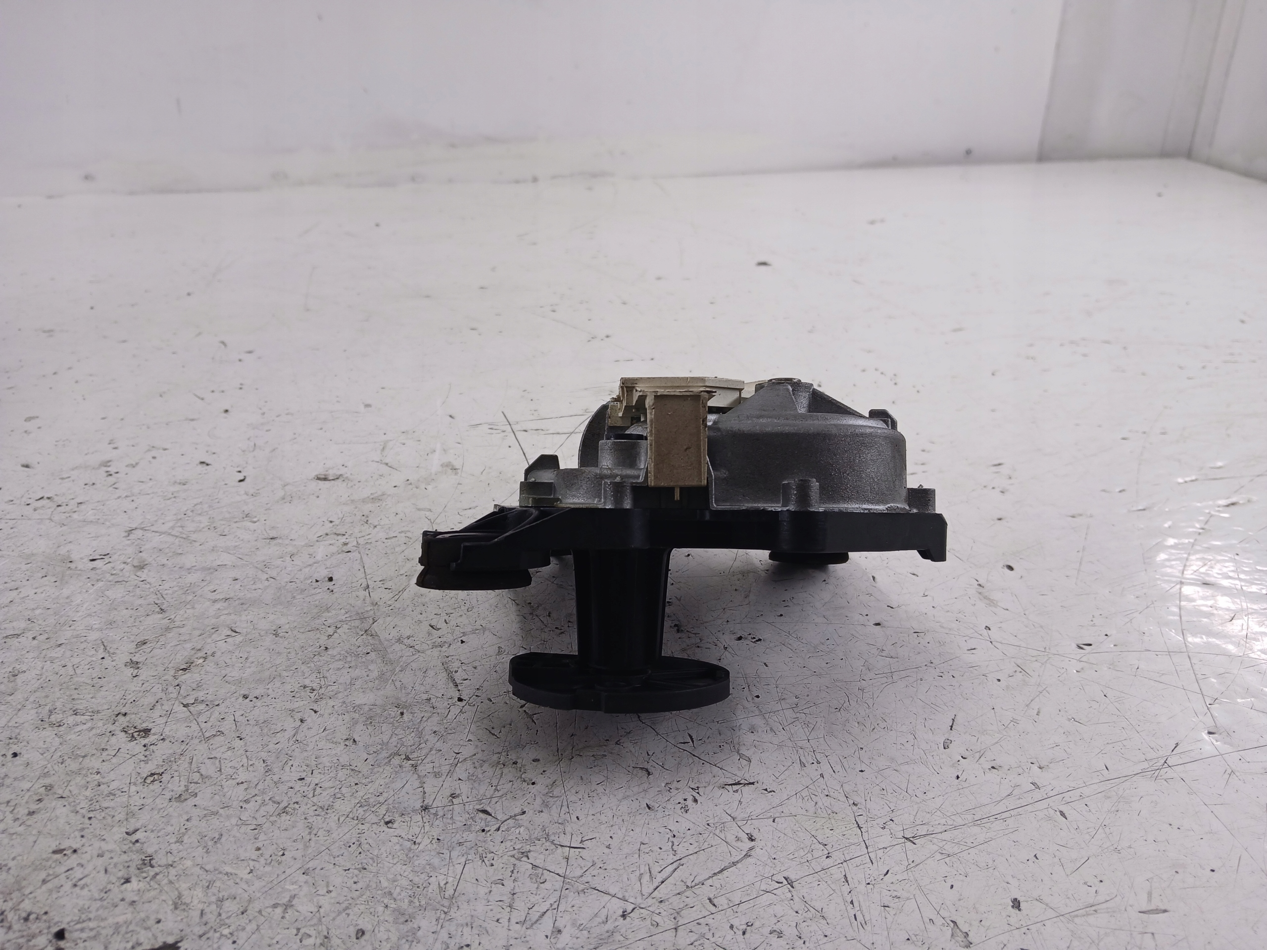 VOLVO V50 and lock bonnet boot