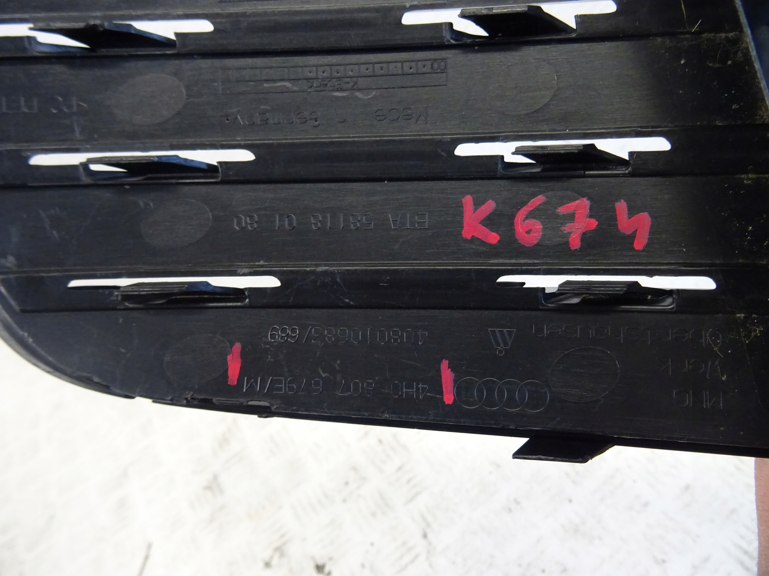 grid of a bumper front front left AUDI A8 D4 4H0807679E