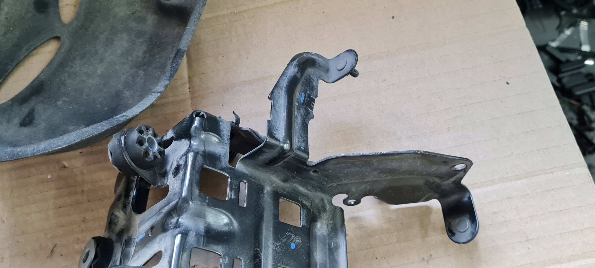 SQ8 4M RSQ8 Q8 bracket holder KOMPRESORA springing 4M0616105F SQ7 Q7