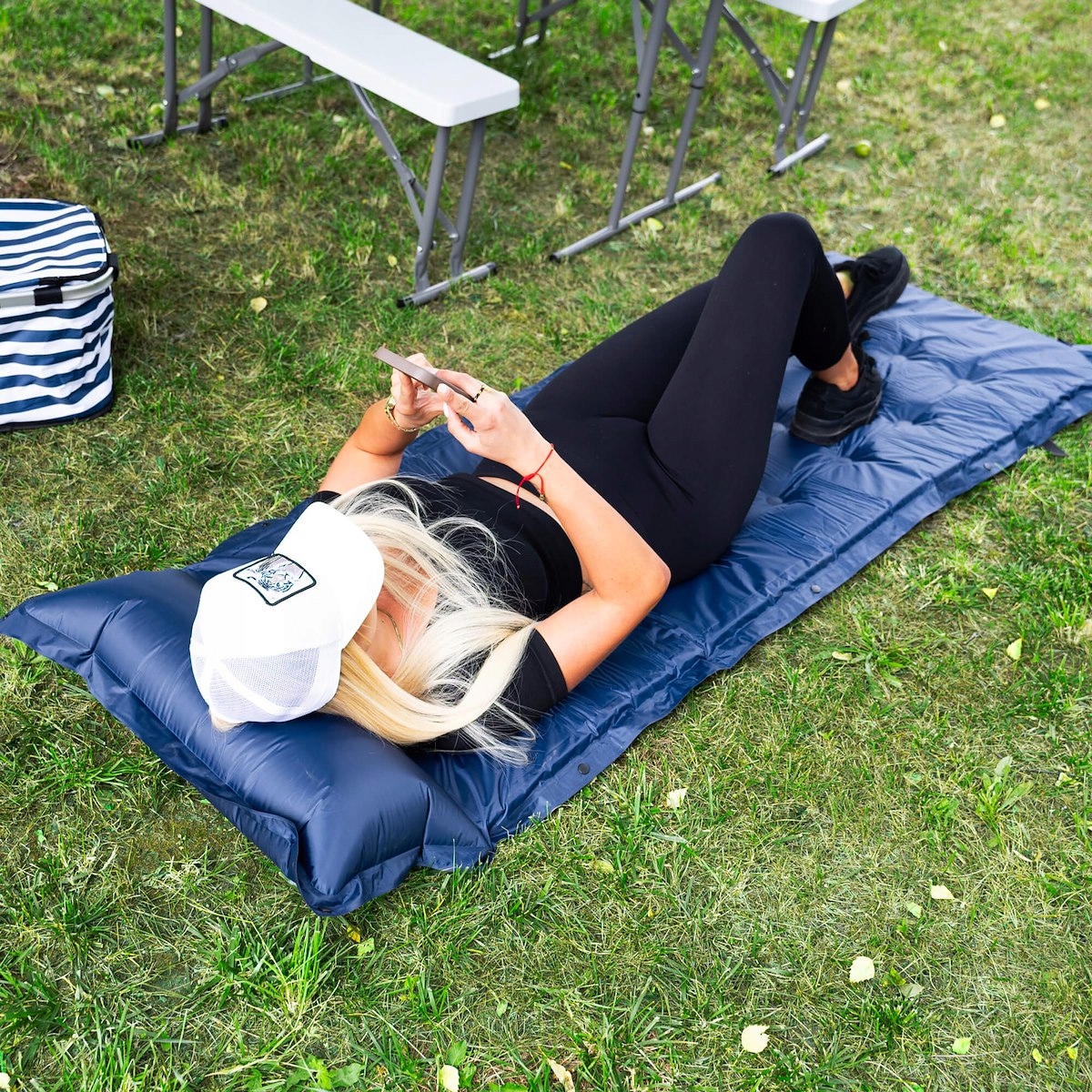 MATA SAMOPOMPUJĄCA KARIMATA TURYSTYCZNA Z PODUSZKĄ 193 cm DMUCHANA GRUBA Kolor dominujący niebieski