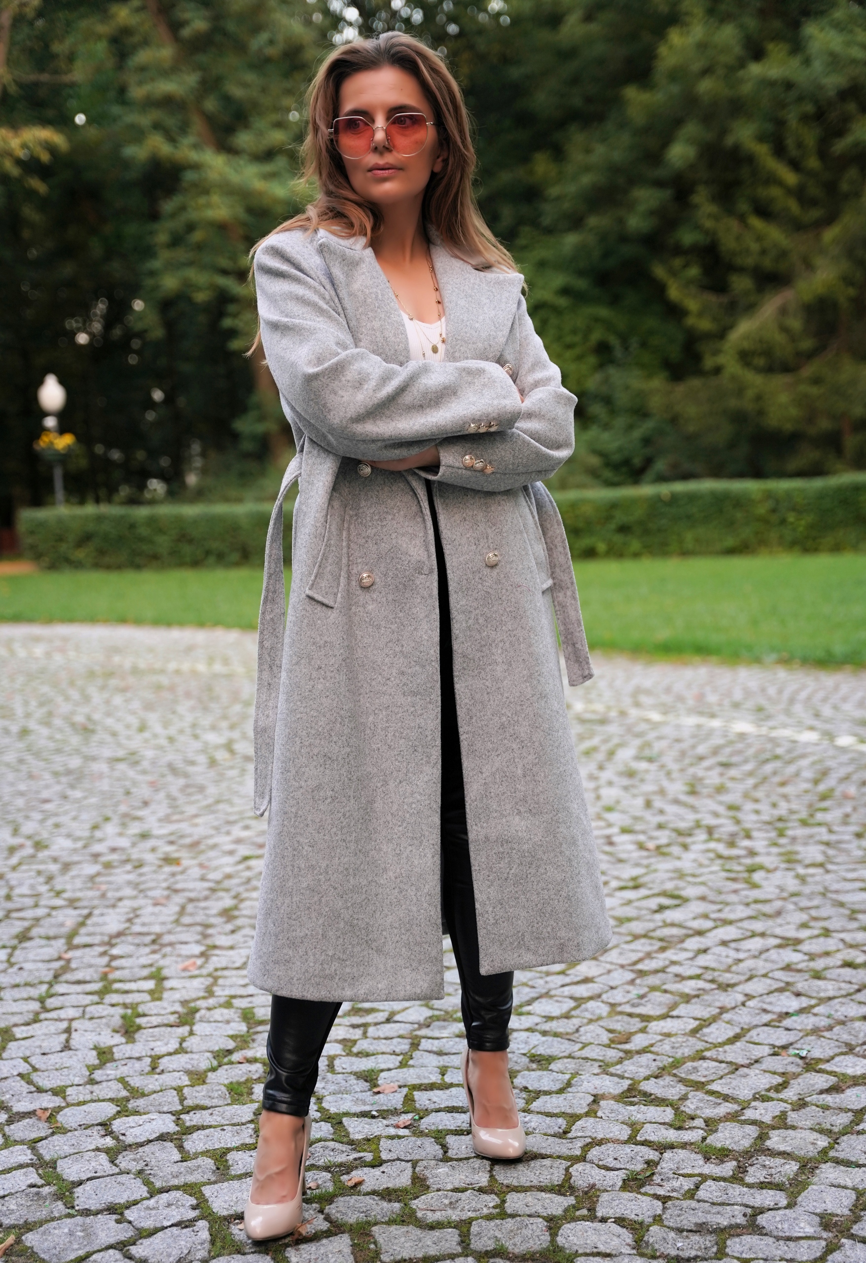 ELEGANCKI PŁASZCZ PRZEJŚCIOWY ZŁOTE GUZIKI MONICA KOLOR CAMEL Wypełnienie nie dotyczy