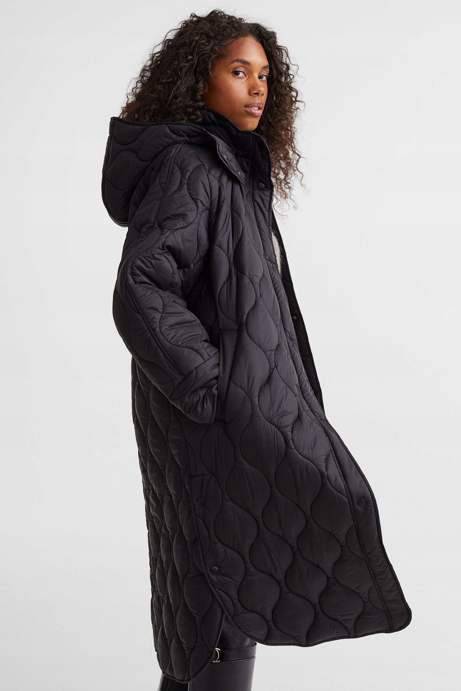 Moda Kurtki Długie kurtki Hennes-Collection D\u0142uga kurtka czarny Pikowany wz\u00f3r W stylu casual 