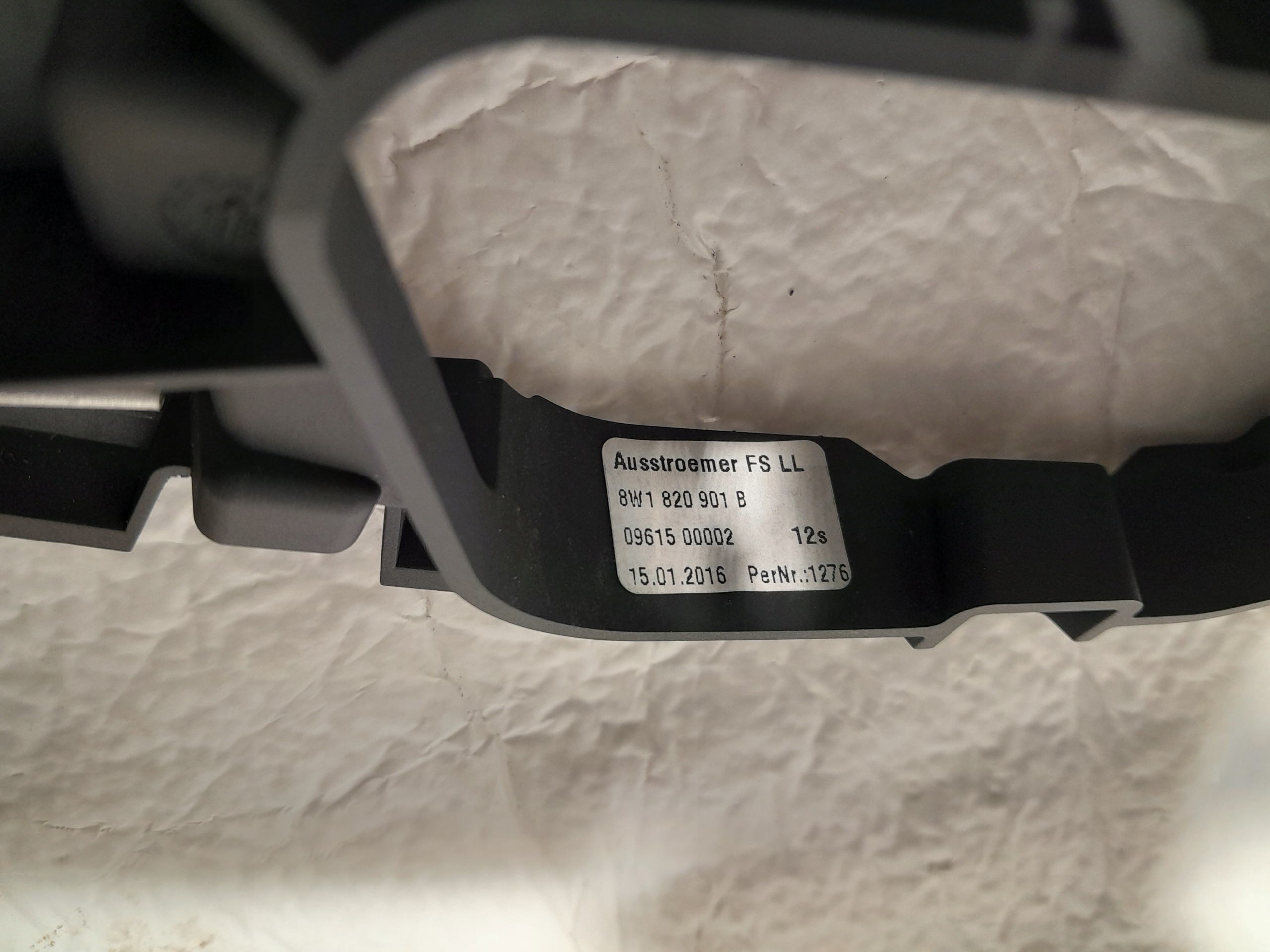 AUDI A4 B9 grid air conditioning devices 8W1820901B