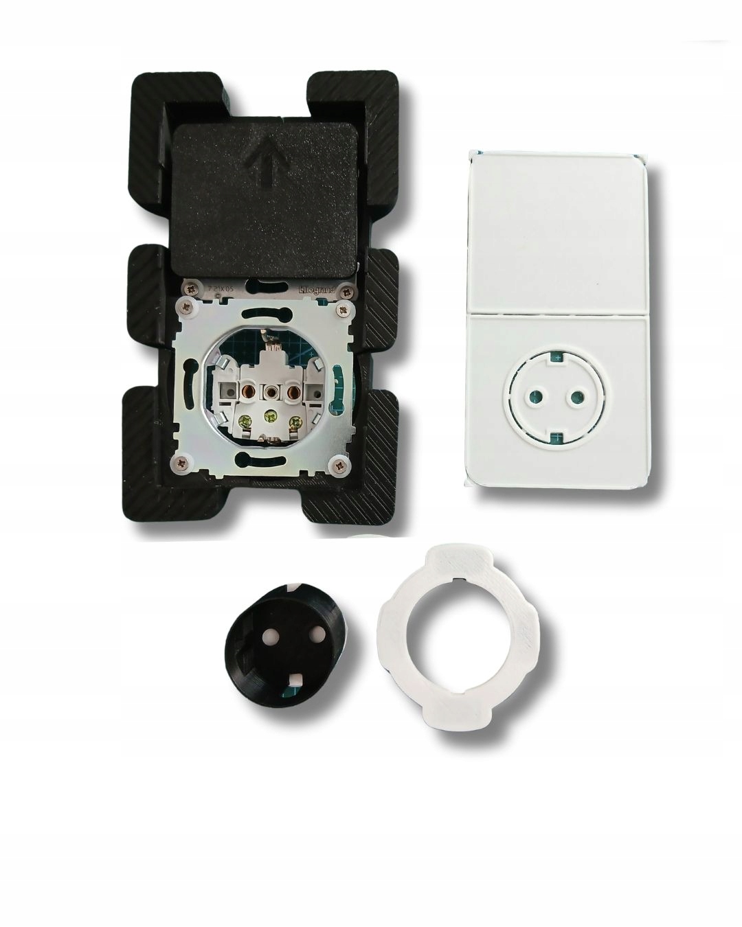 Skrytá zásuvka a samostatný naddoskový spínač do kuchyne, tmavá dlažba