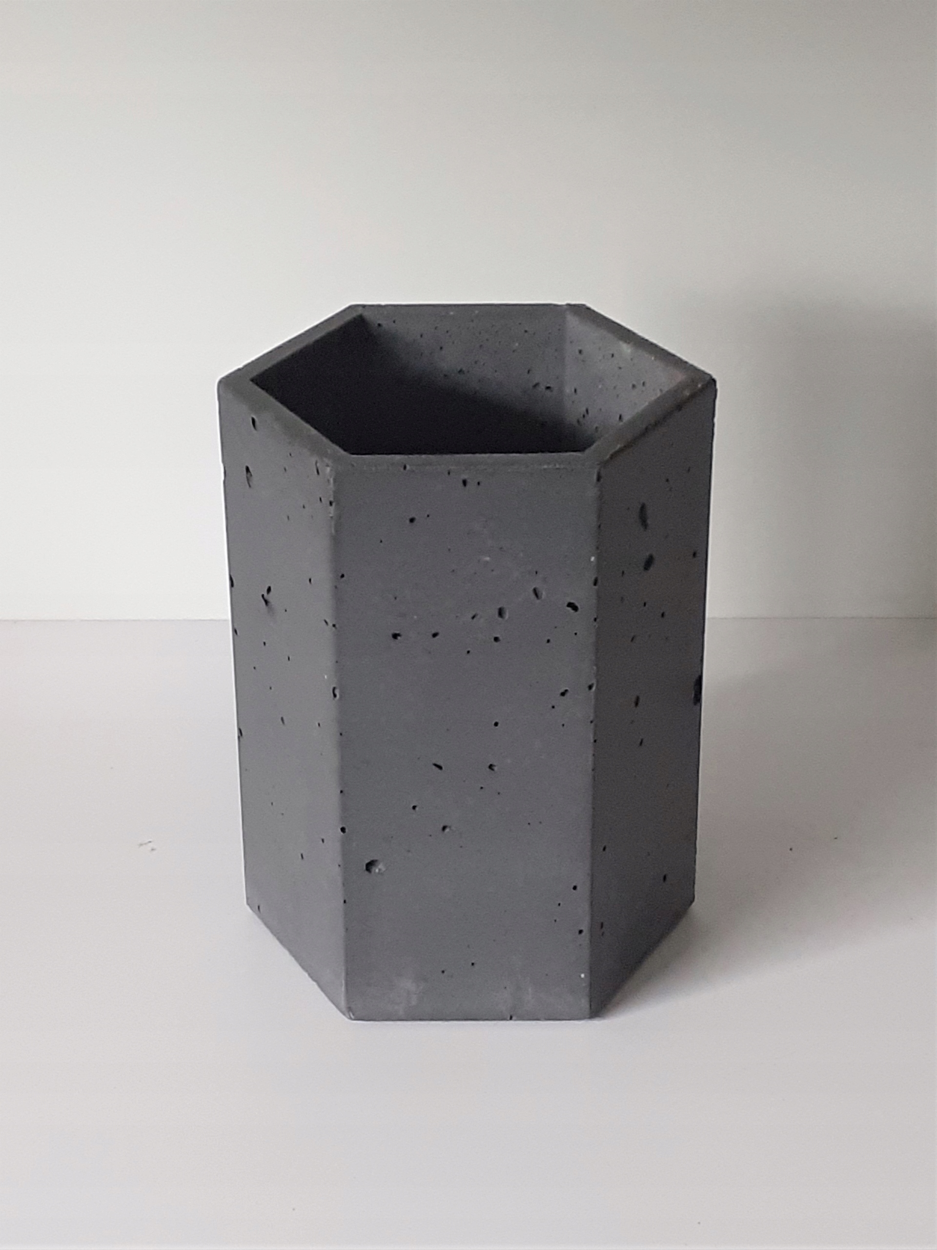 donica betonowa sześciokątna h: 30cm grafitowa Marka inna