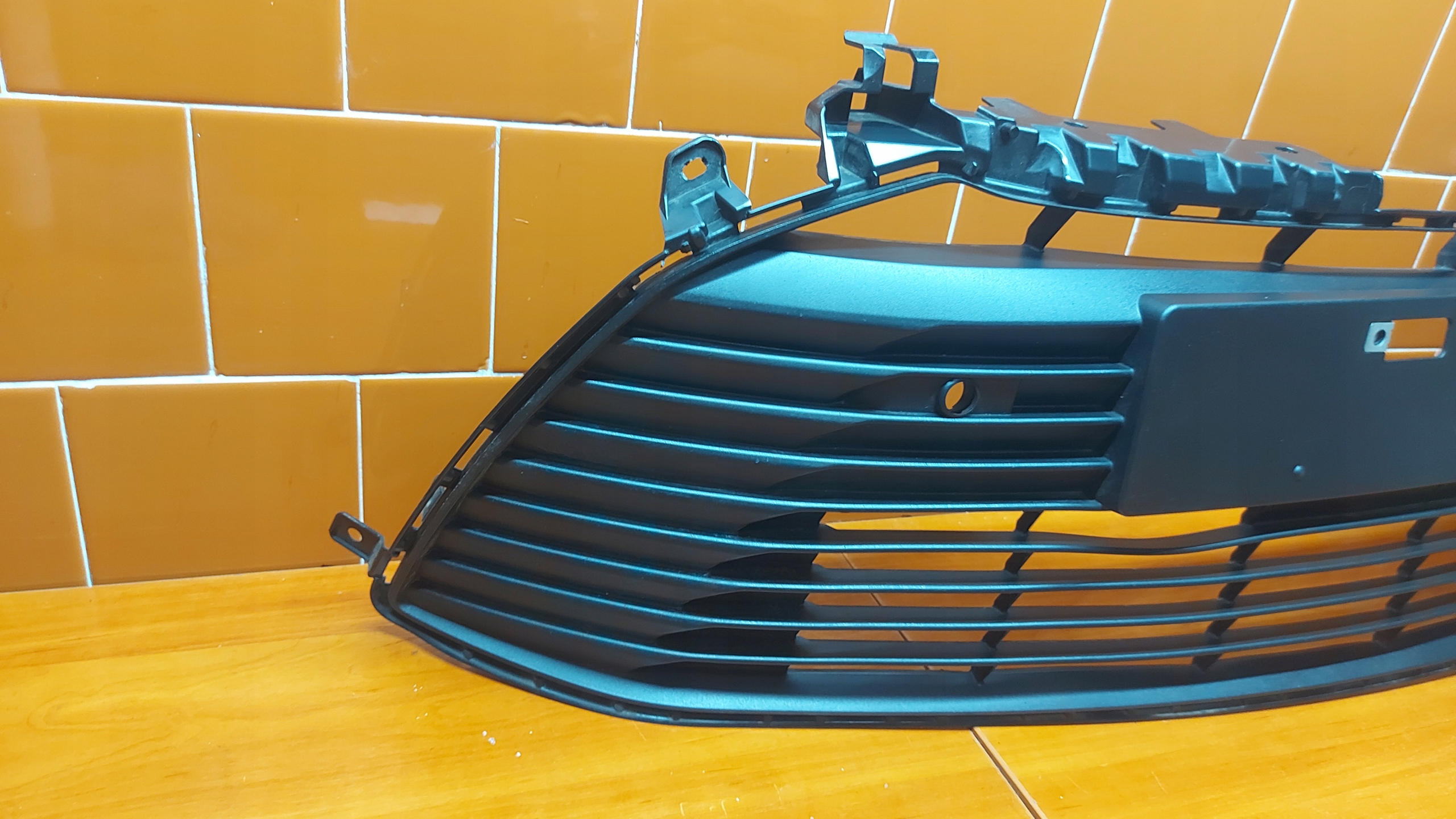 grid of a bumper central front front PDC TOYOTA COROLLA E21 sedan 19