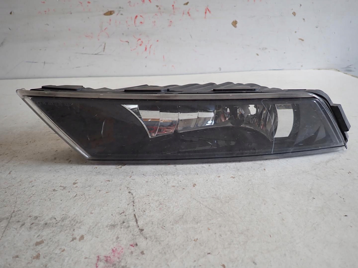 Nebelscheinwerfer links SKODA SUPERB III 2015- 3V0941699