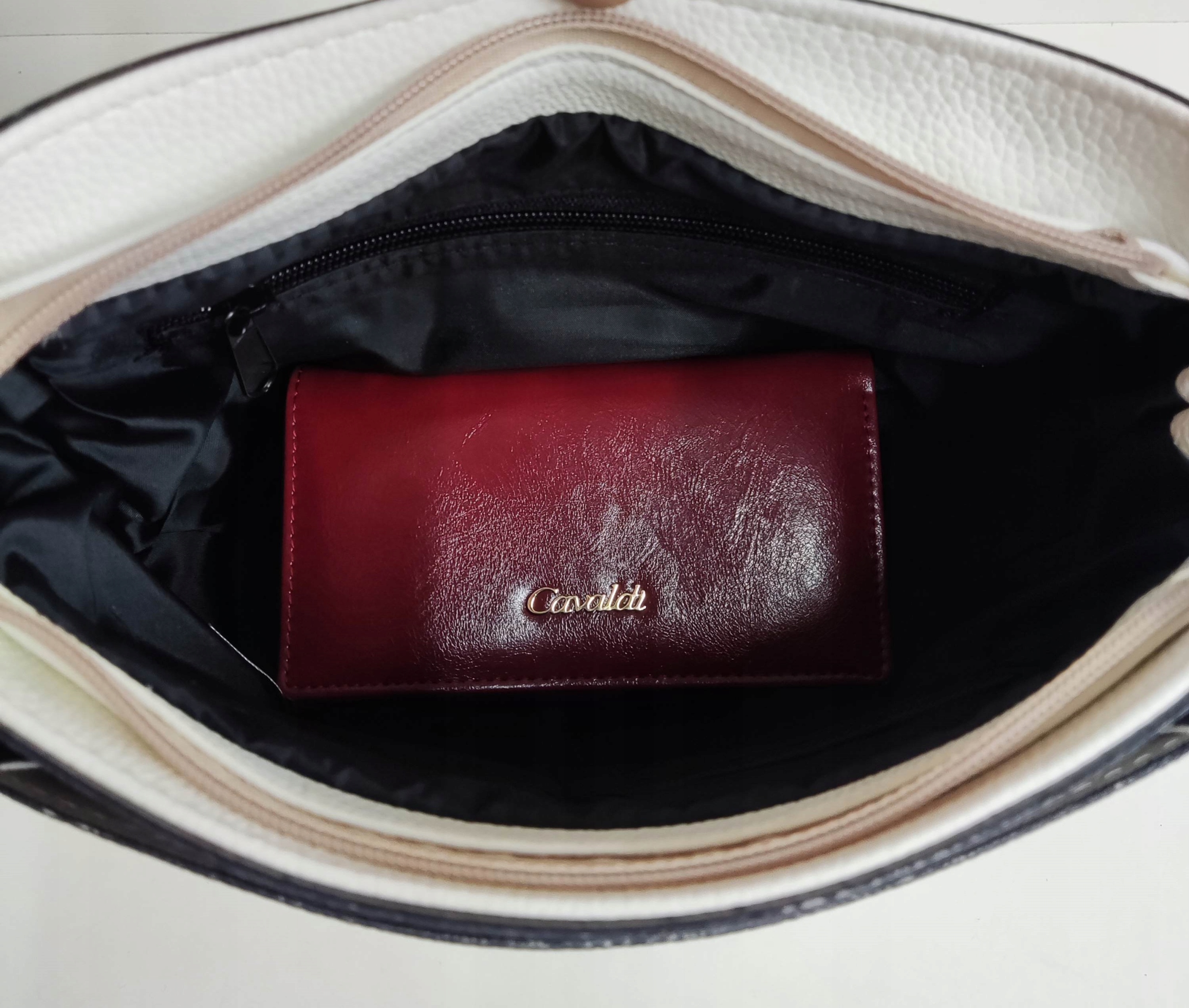 Torebka listonoszka Laura Biaggi Torba na ramię biała z klapą Styl miejski