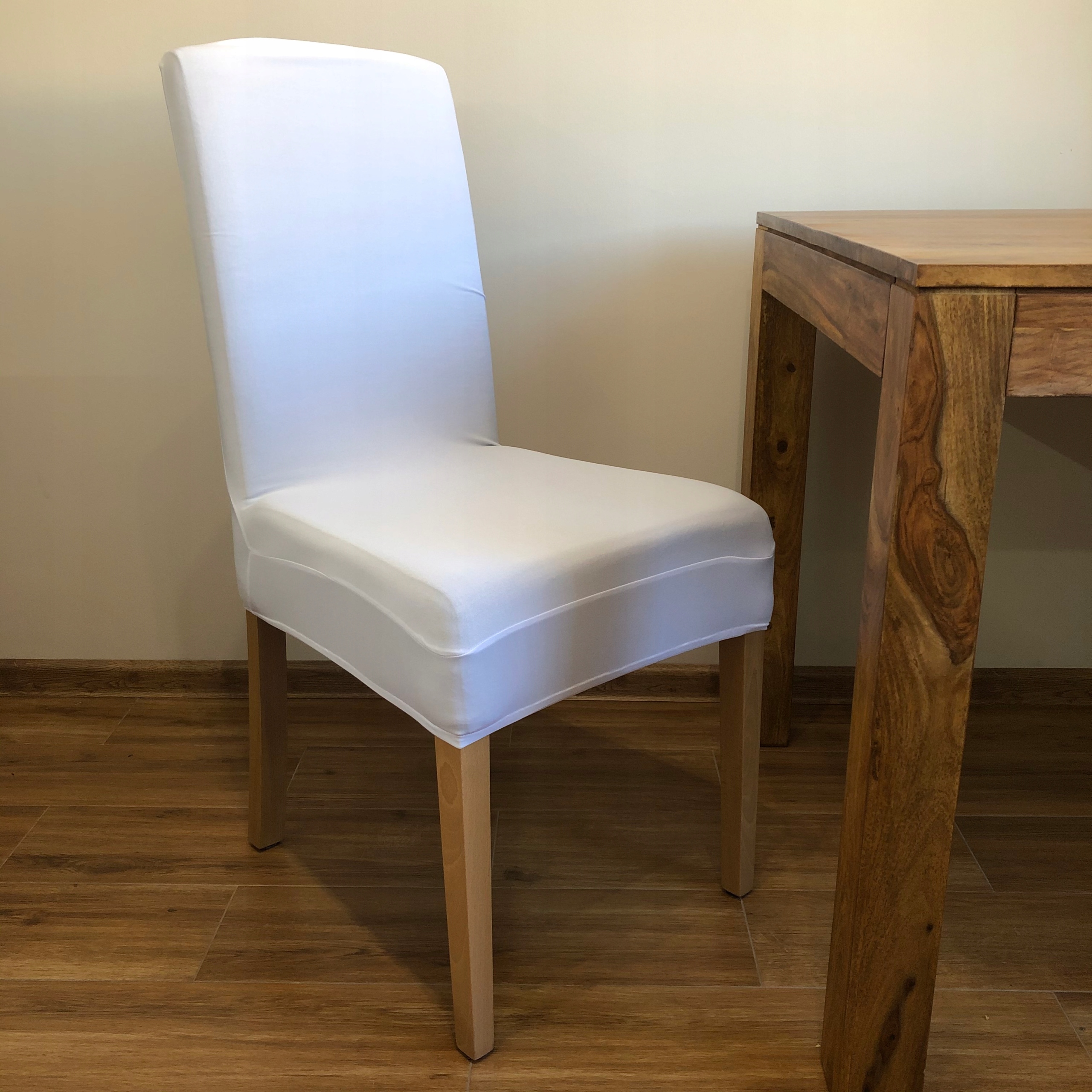 Pokrowiec elastyczny na krzesło - biały Kolor dominujący beże i brązy