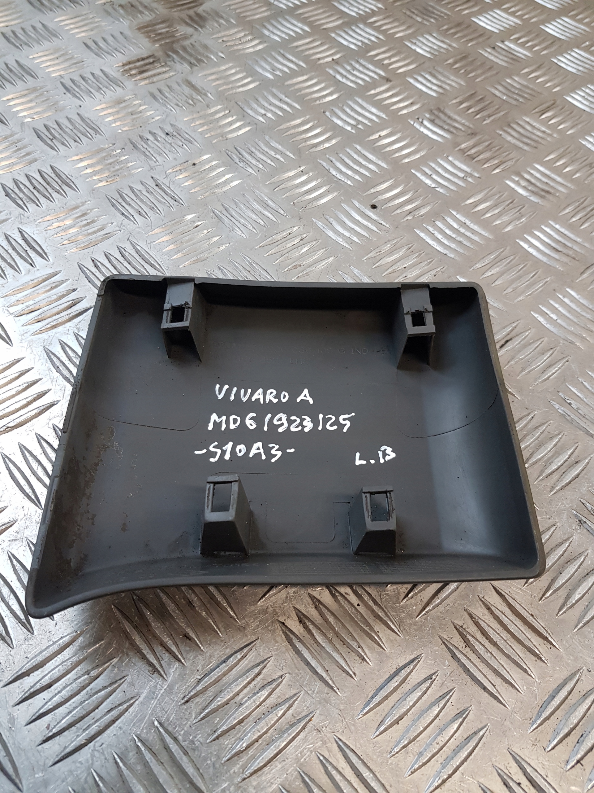 moulding side left OE 8200036105G 91165352 OPEL VIVARO A