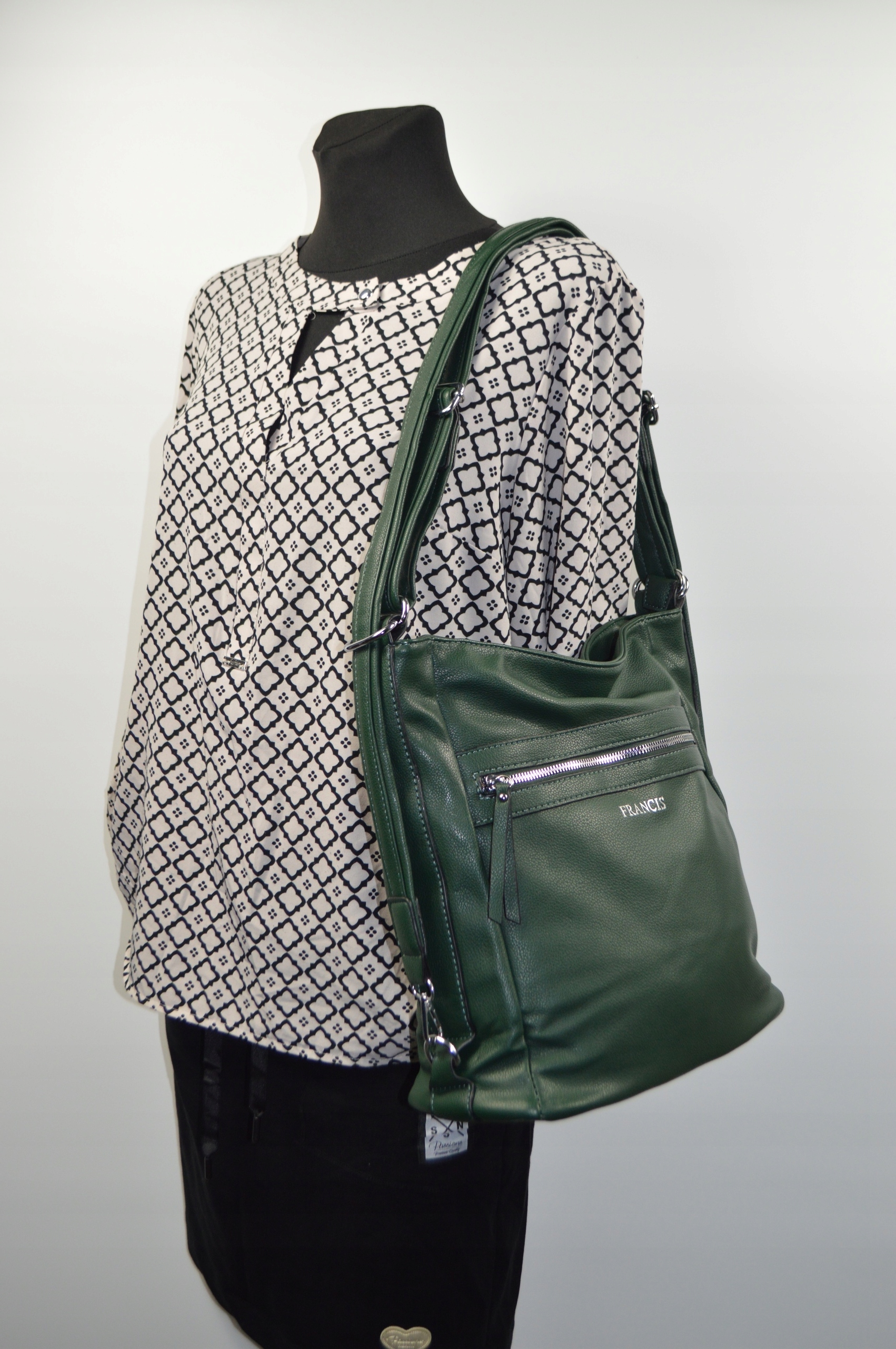 DUŻA POJEMNA TOREBKA DAMSKA LISTONOSZKA WOREK TORBO-PLECAK Kolor okuć srebrny