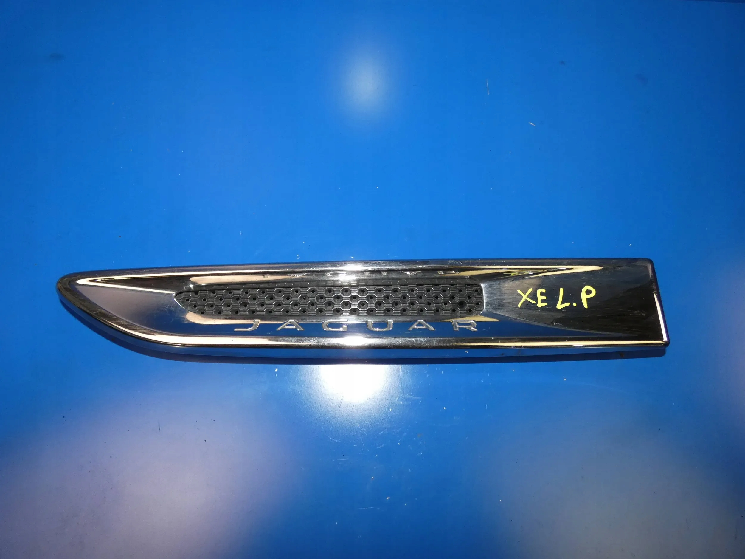 Jaguar XE X760 moulding cap of a fender left front