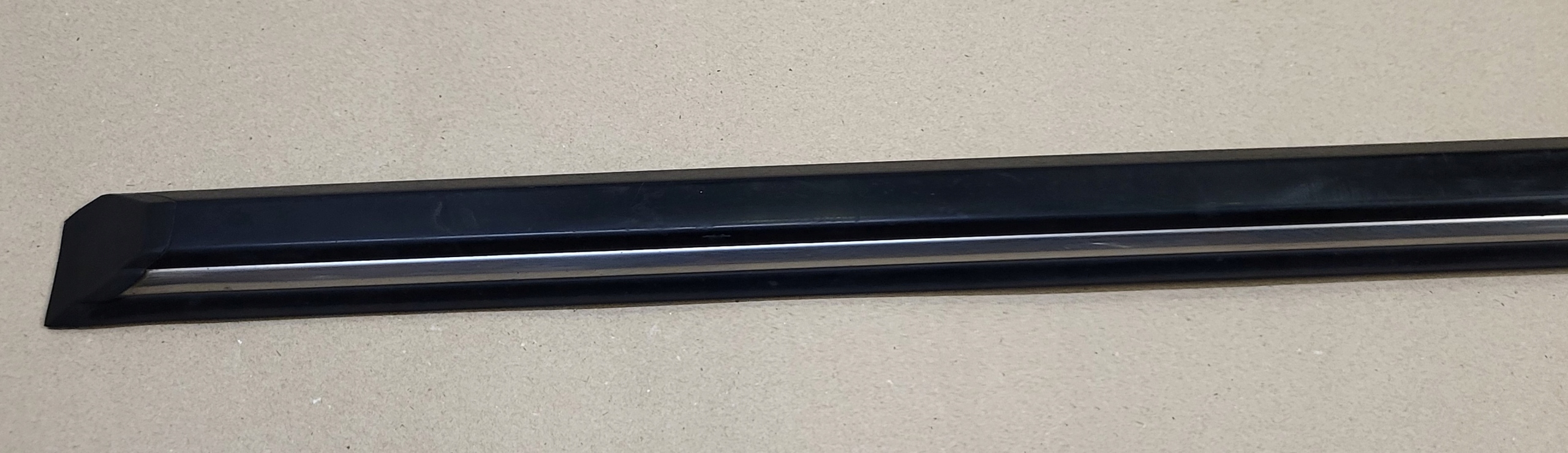 lišta Z dveře PRAWYCH PRZEDNICH BMW 3 E30 4D original