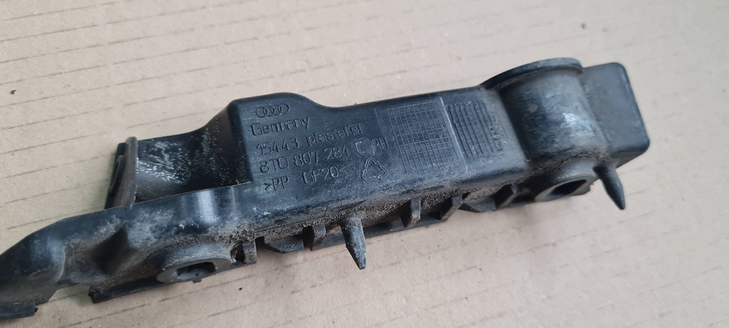 A5 8T LIFT S5 support holder bracket of a bumper right front 8T0807284C
