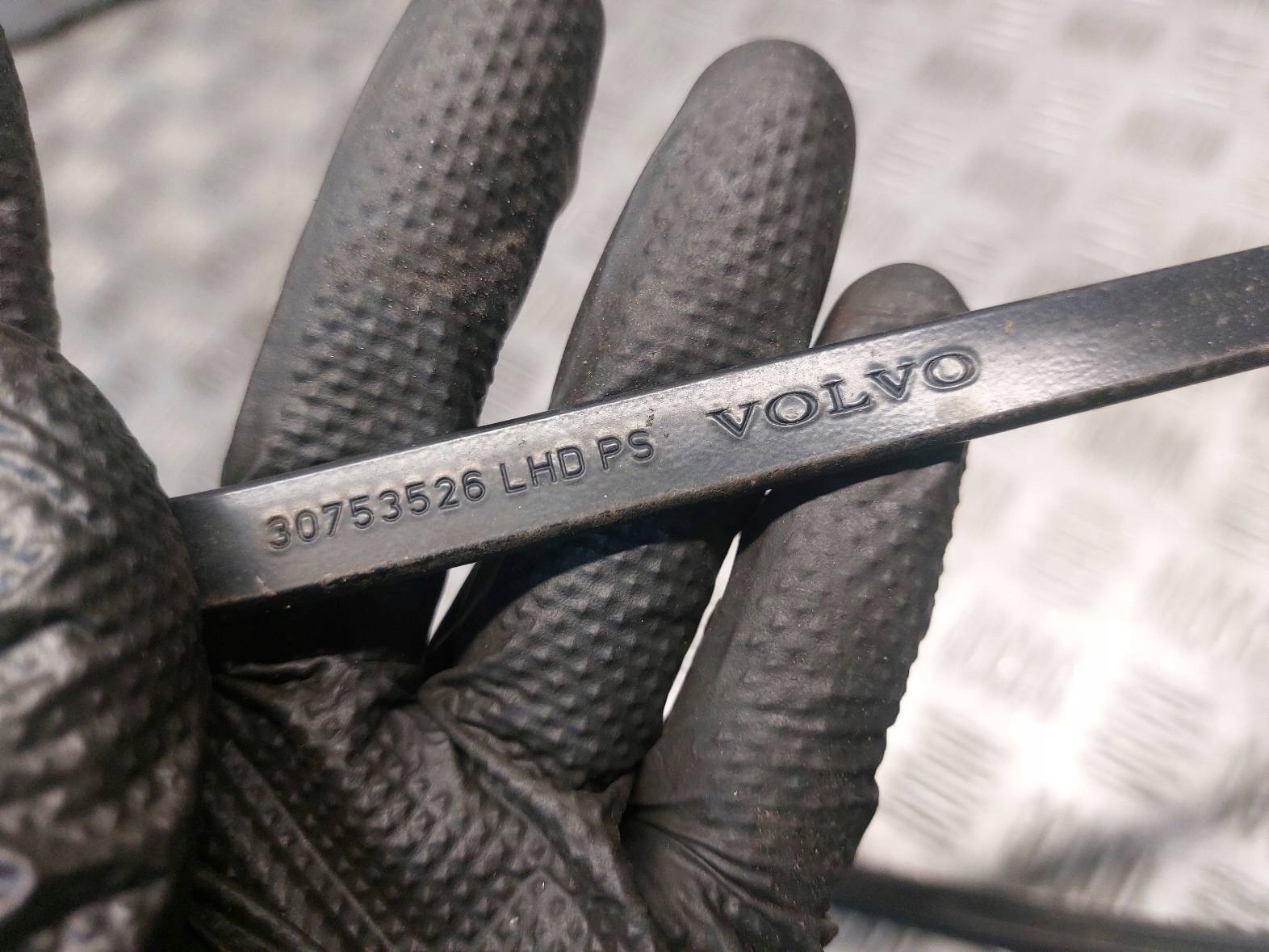 wiper arm left + right front VOLVO XC60 and 30753525 30753526