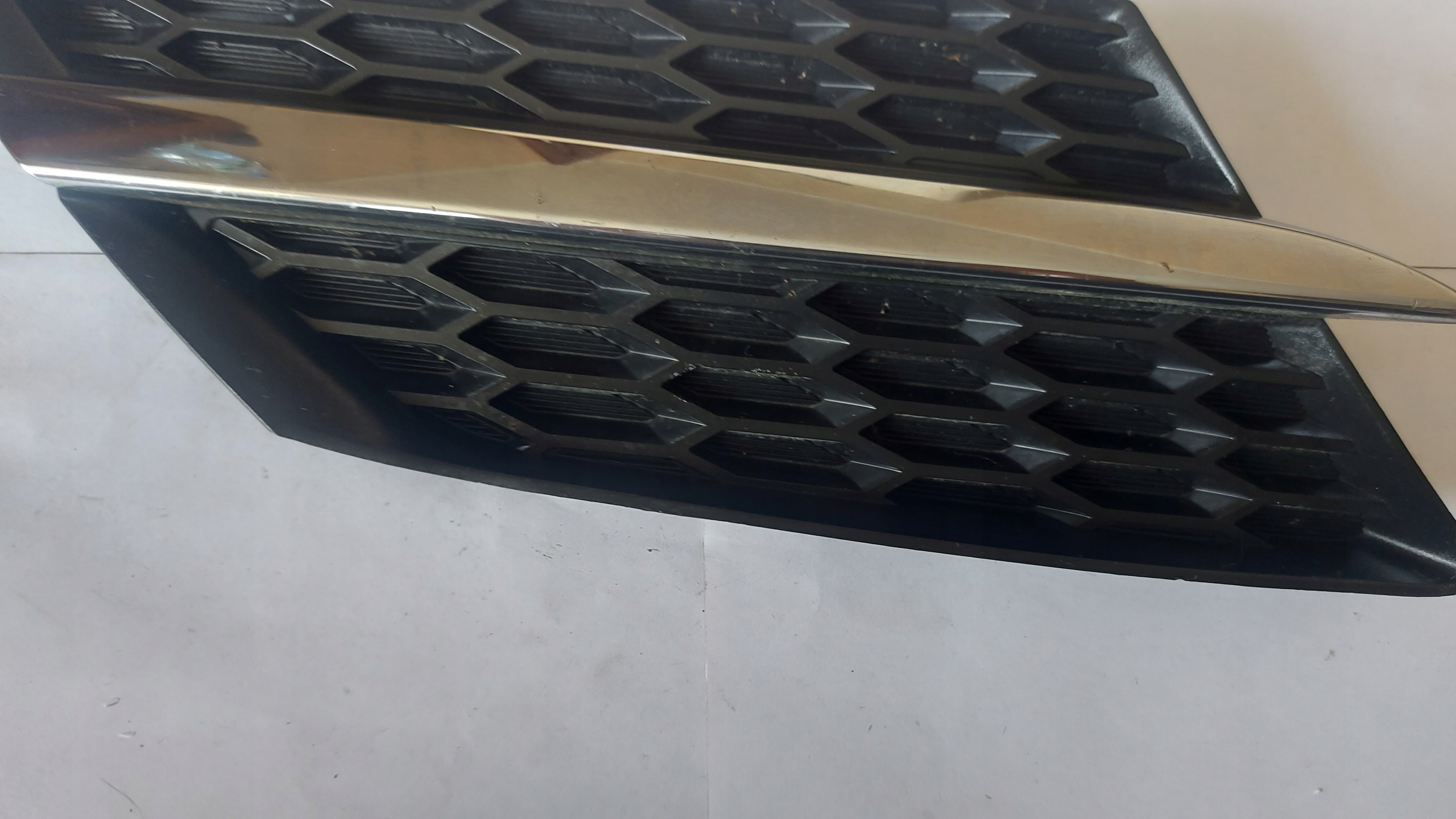 grid of a bumper right front TOYOTA RAV4 IV 12-15