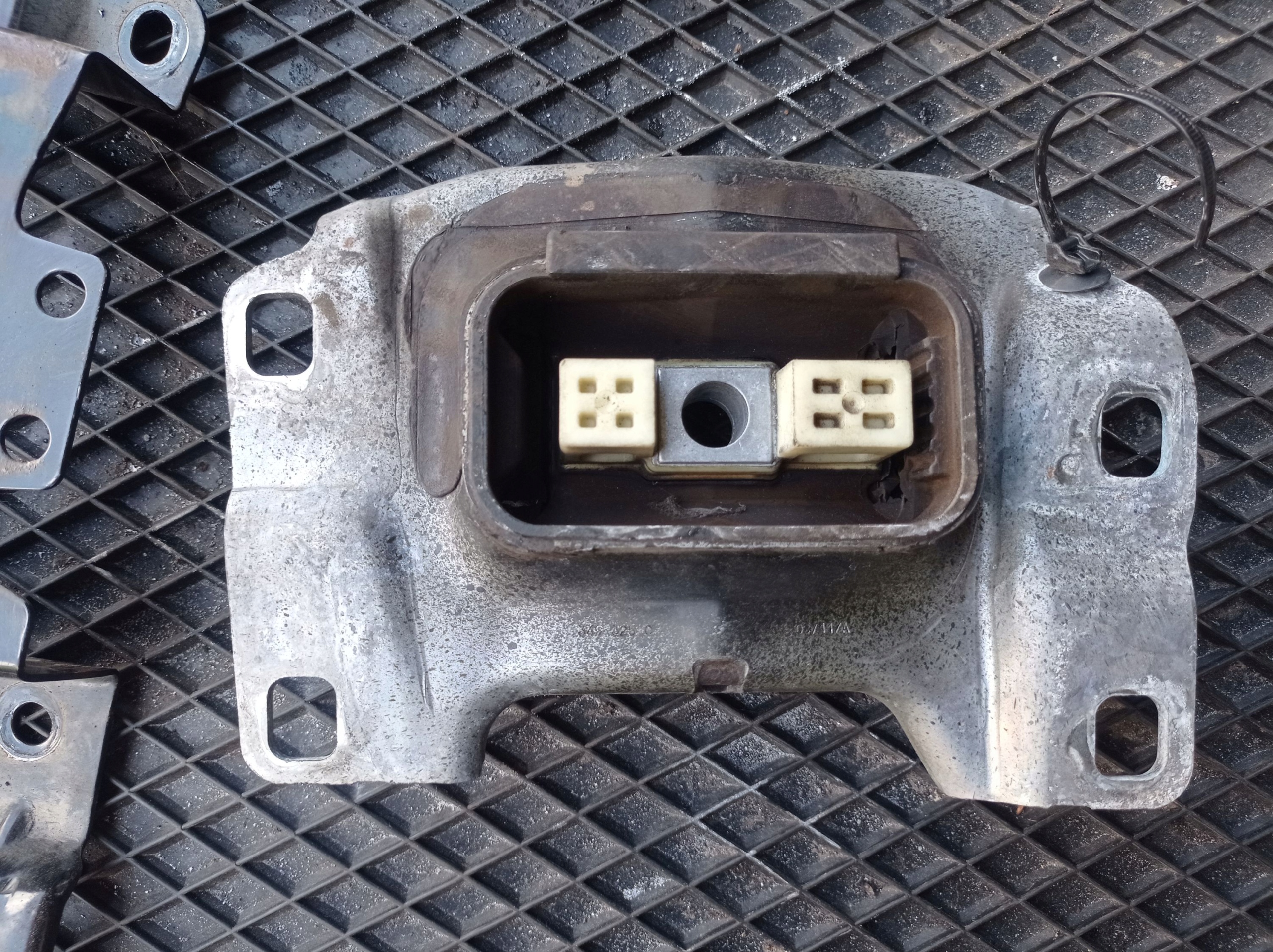 PODUSZKA ŁAPA SILNIKA LEWA FORD FOCUS 3 1,6 TDCI Producent części Ford OE