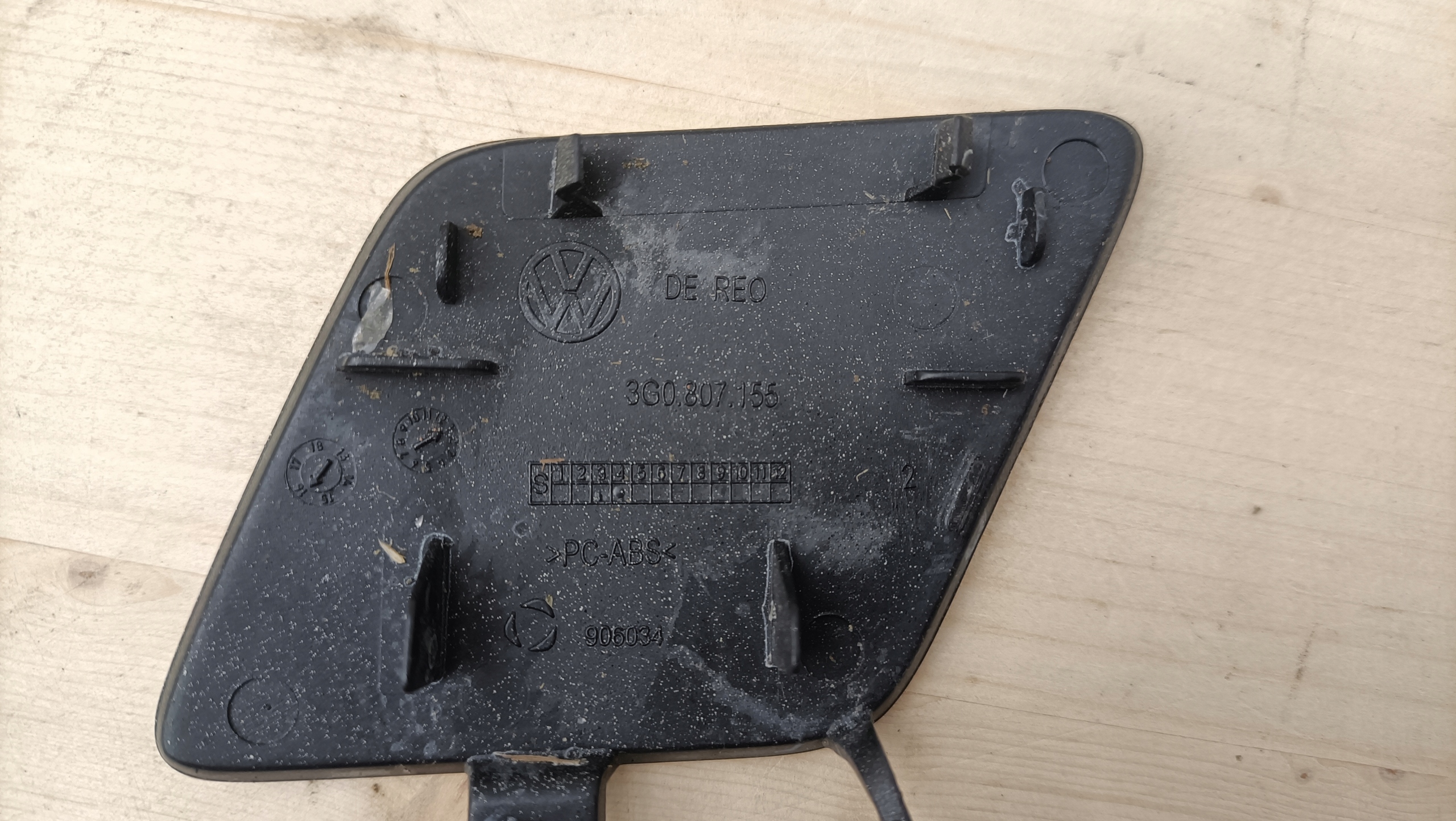 VW PASSAT B8 3G LIFT ABSCHLEPPÖSE DER STOSSSTANGE VORNE 3G0807155 BA650