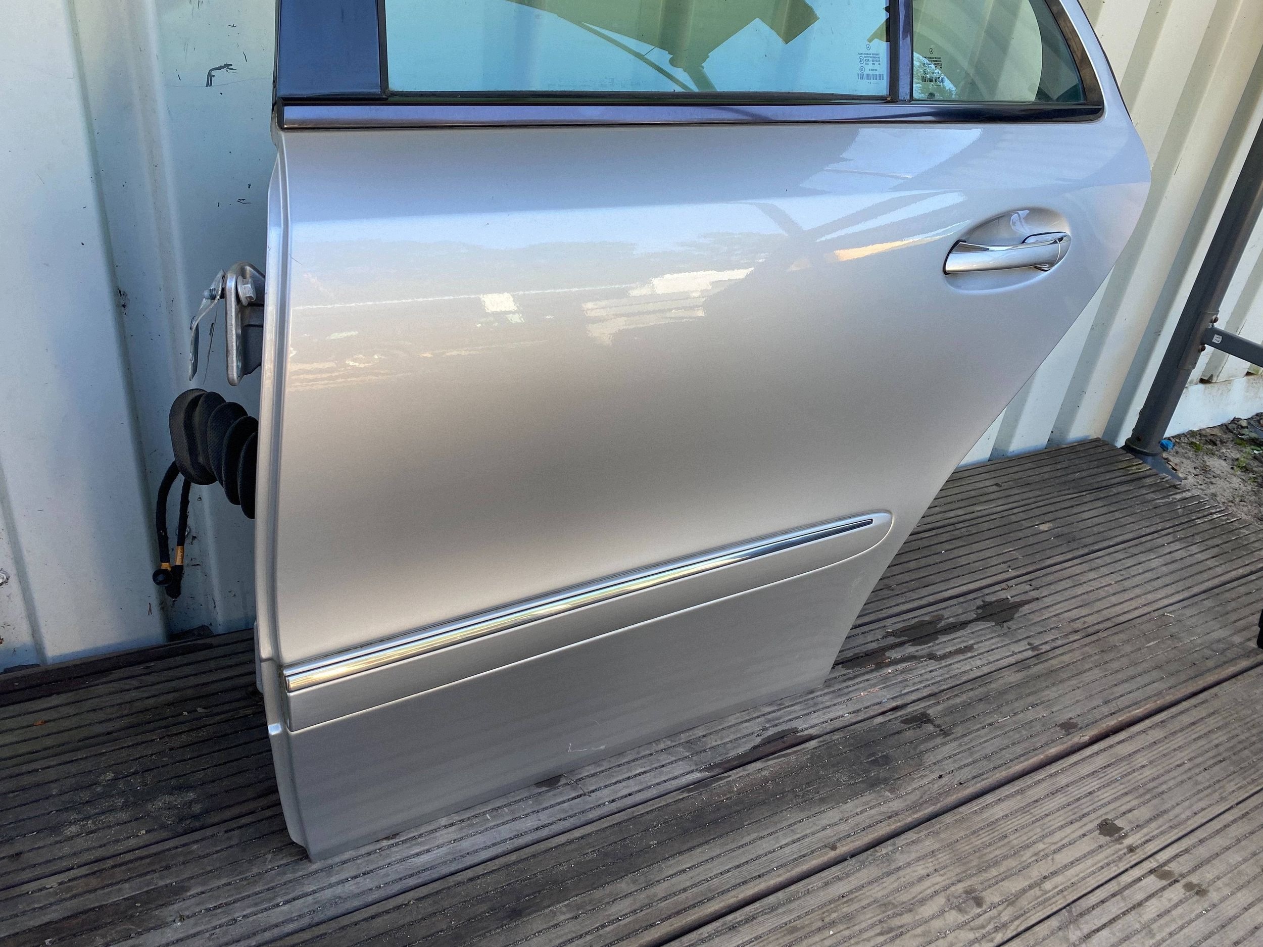 MERCEDES E W211 sedan complete door left rear part rear. silver