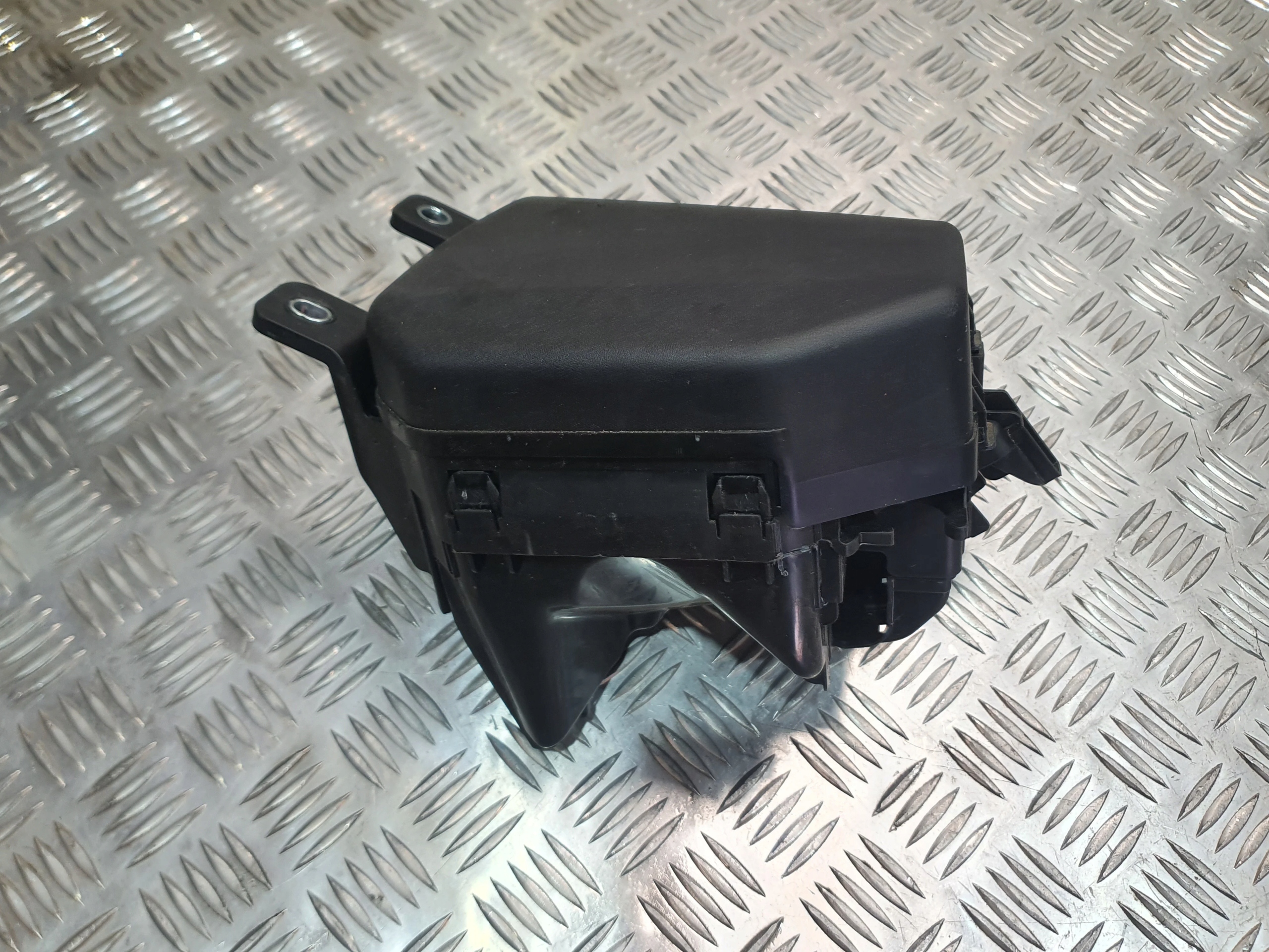 OBUDOWA BEZPIECZNIKÓW MAZDA 3 BP IV 2.0 B 19-