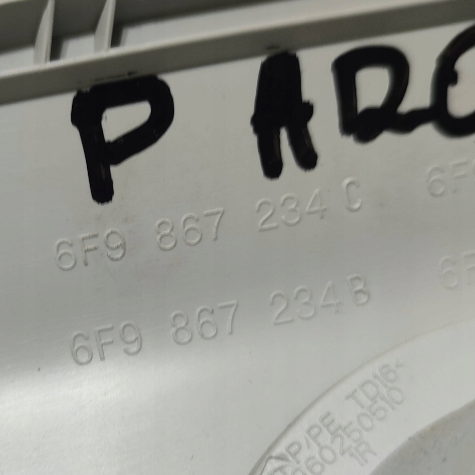 Seat Arona 2019 right side cover slupka windows przedniej / A