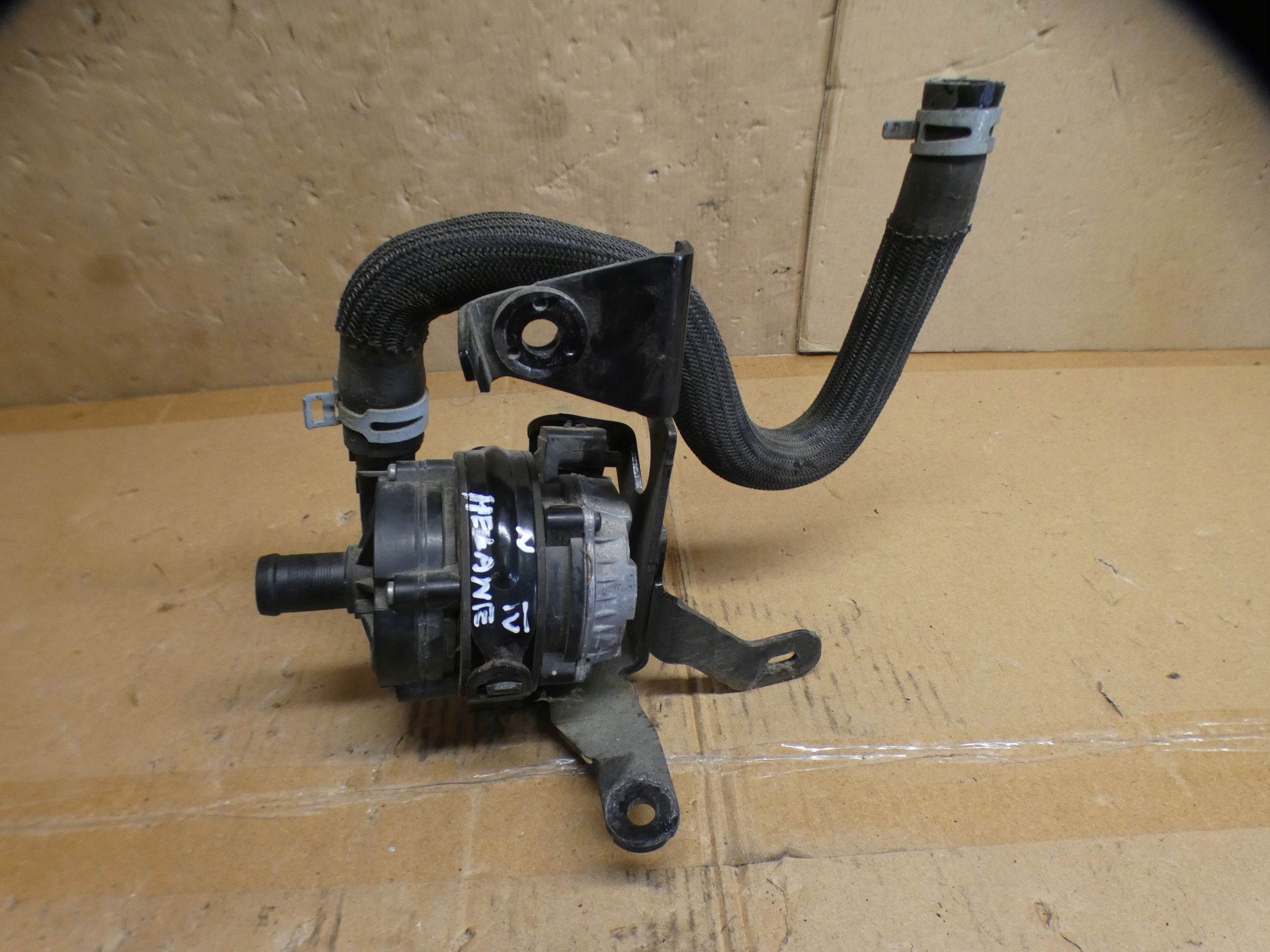 RENUALT water pump 210106764R
