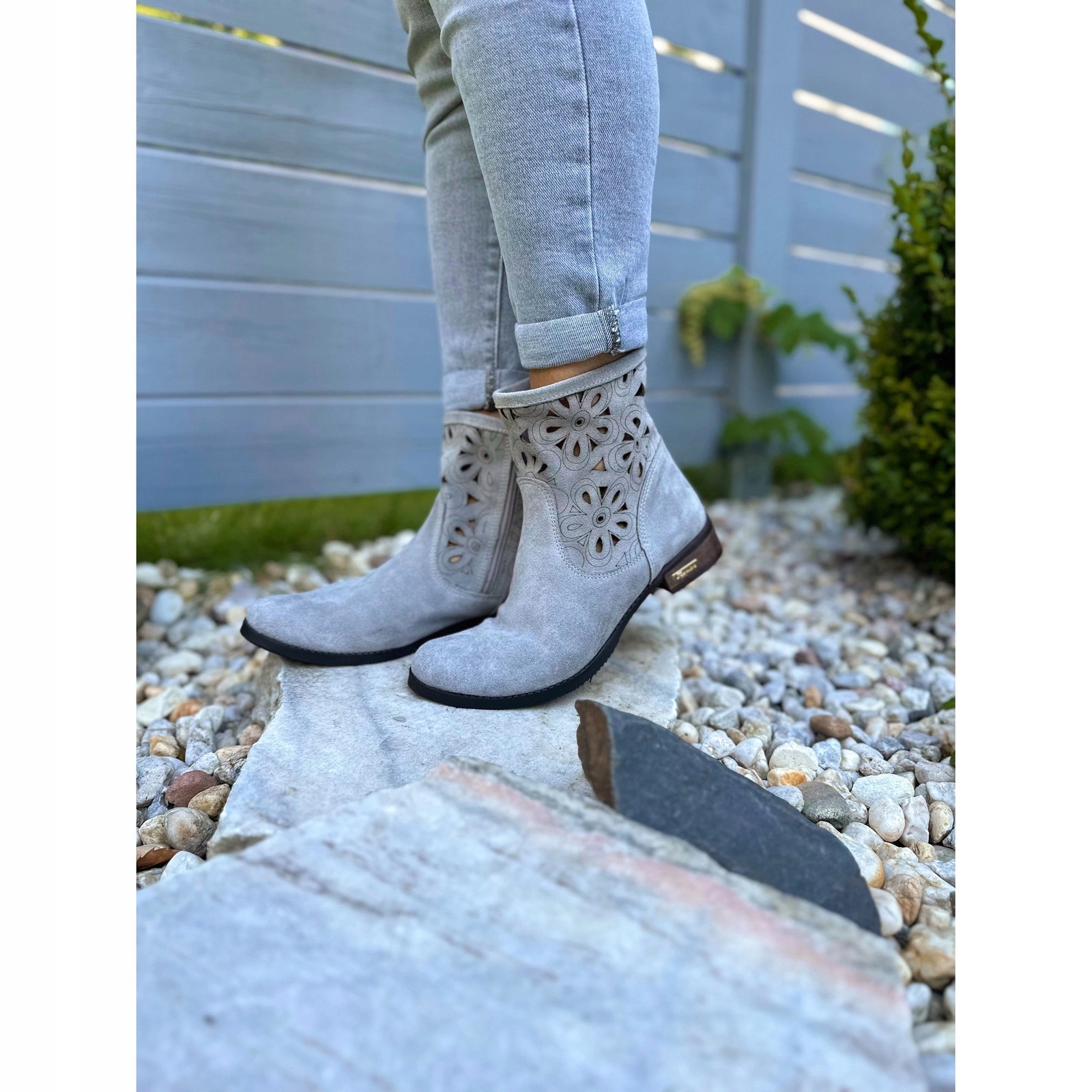 Pohodlné kotníkové boty ažurové kožené semišové nubukové Alice barva světle šedá 38